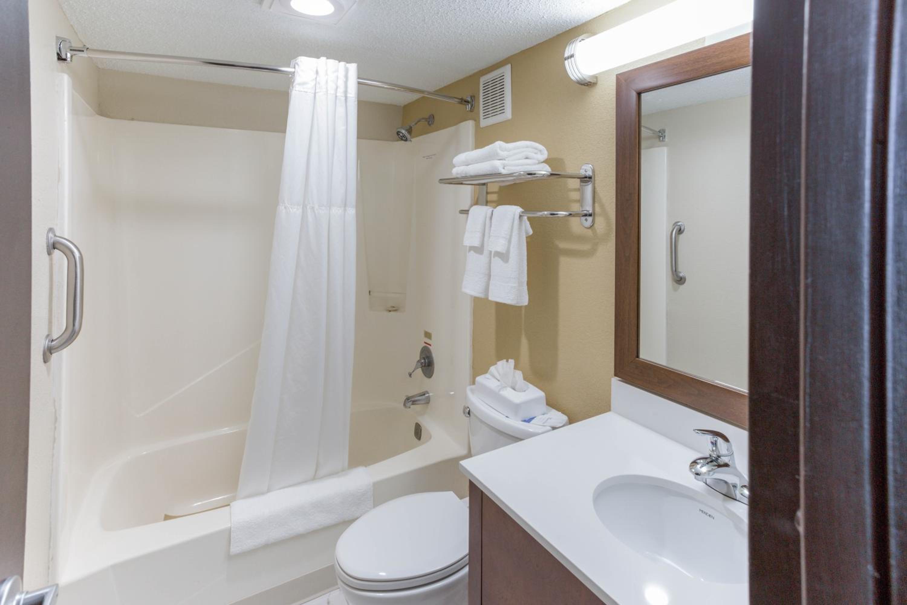 Large Efficiency Queen Suite with Two Queen Beds - Non Smoking/Interior Hall - Photo 6
