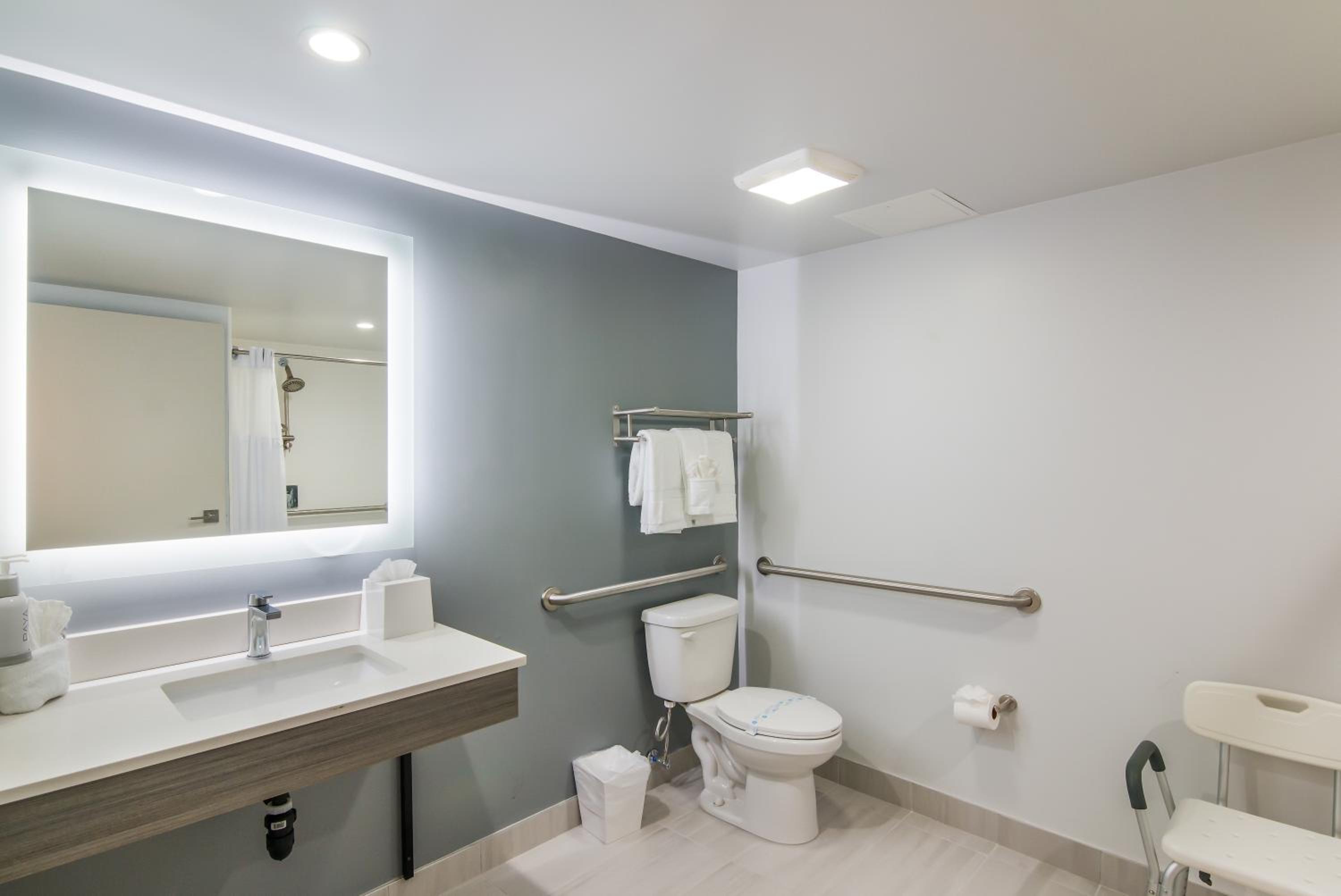 Queen Room with Two Queen Beds - Disability Access - Photo 7