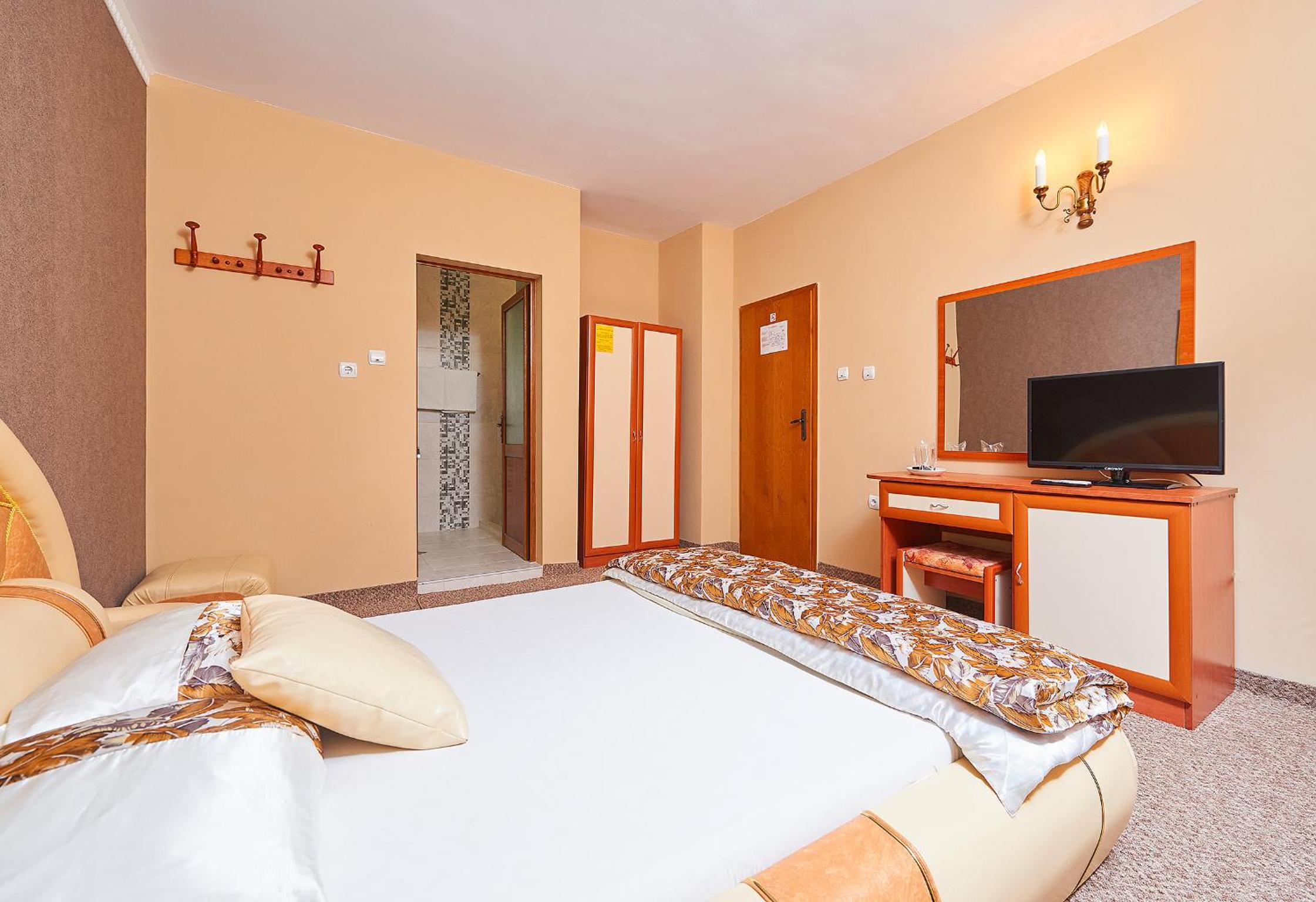 Double Room with Balcony - Photo 8