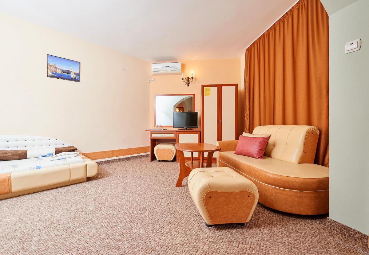 Triple Room with Balcony - Photo 2