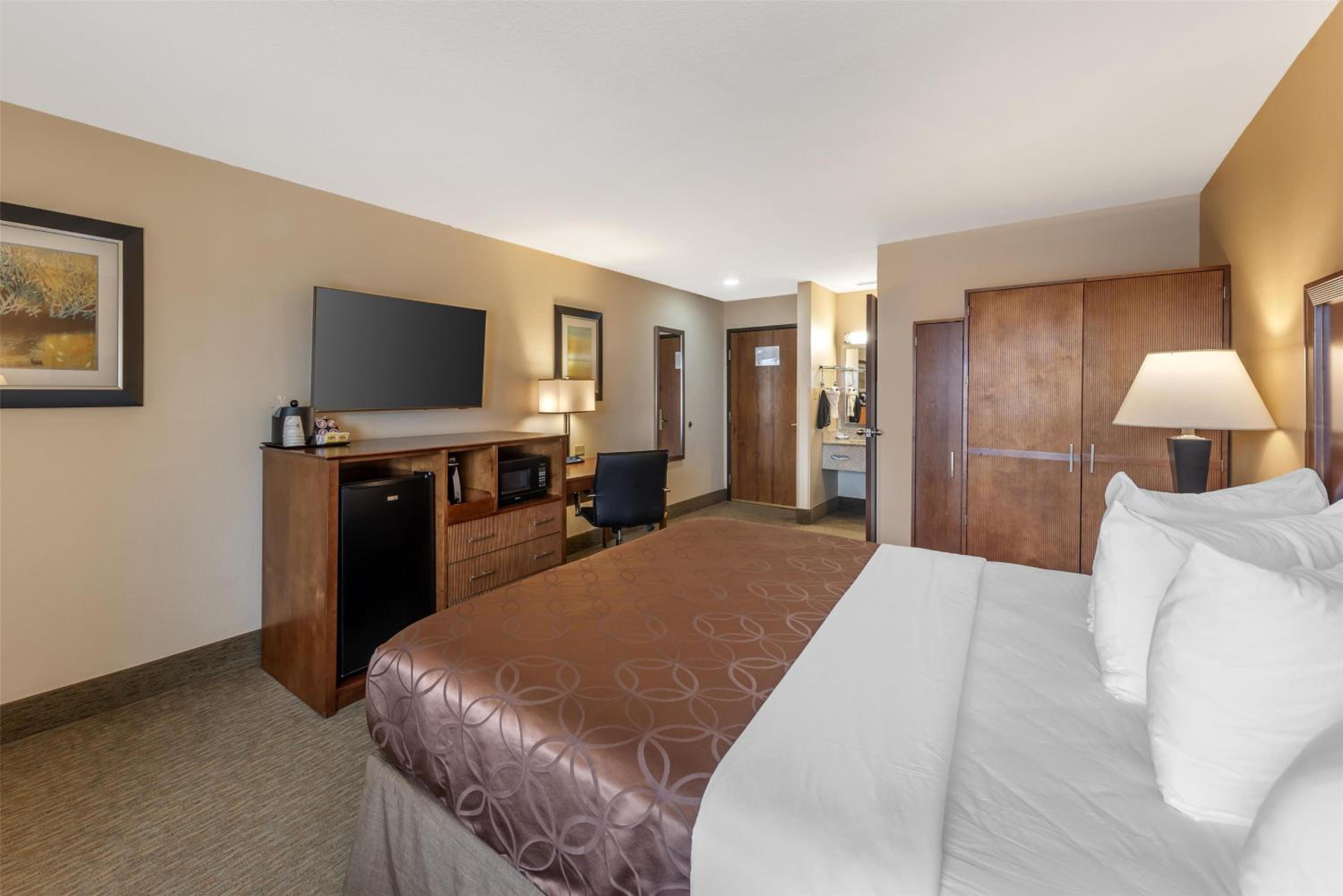 King Room - Non-Smoking - Photo 3