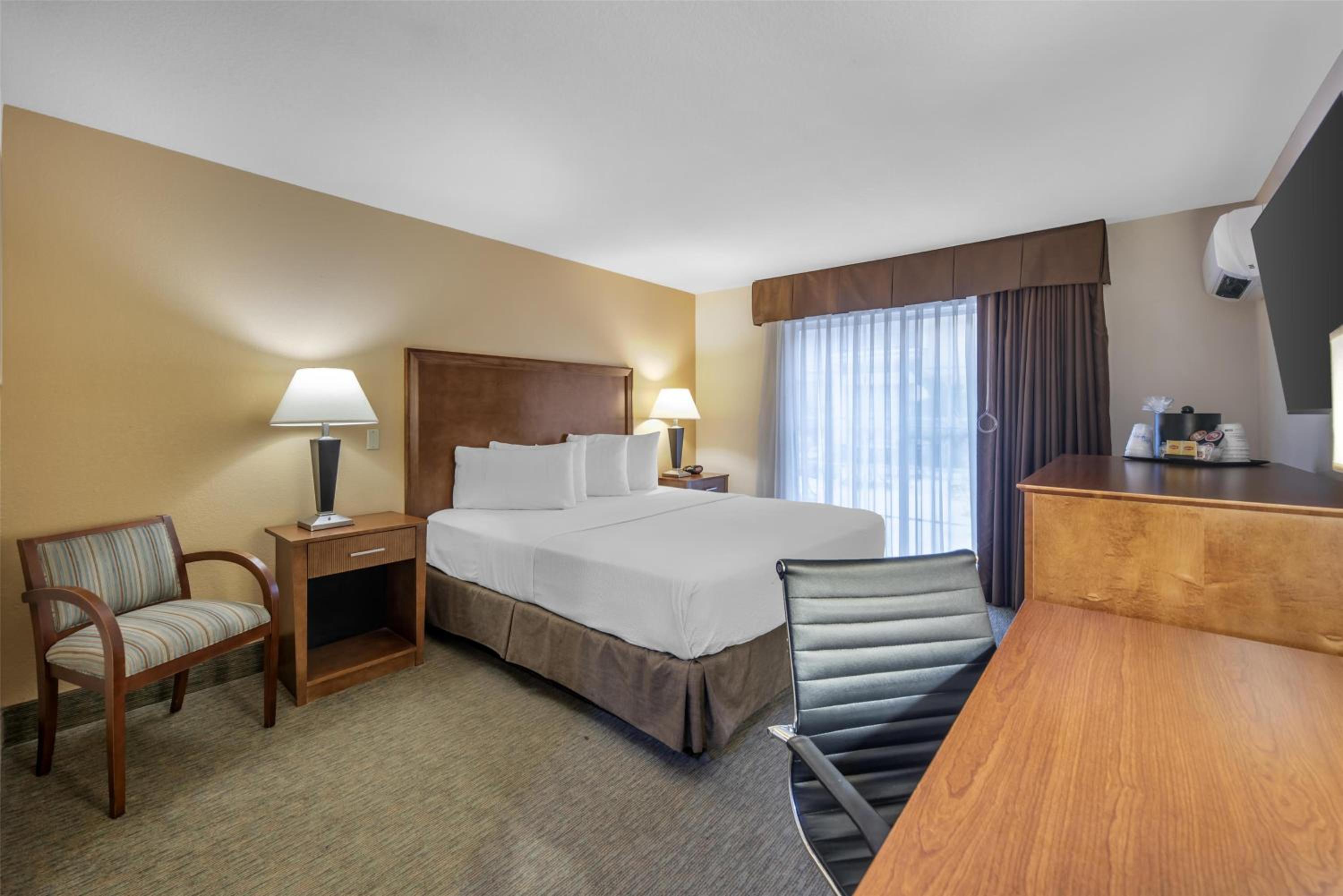 King Room with Bath Tub - Disability Access/Non-Smoking/Poolside - Photo 1