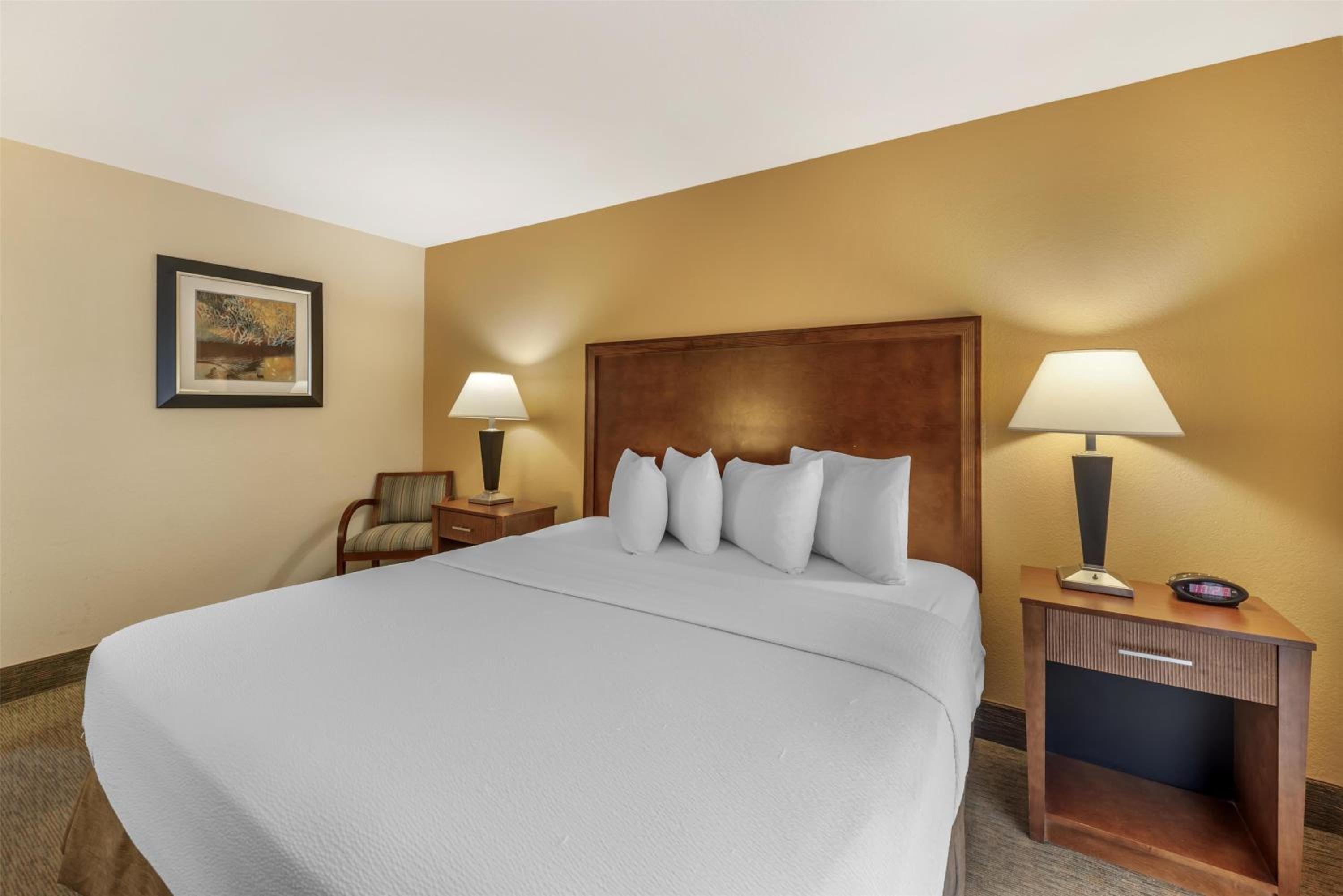 King Room with Bath Tub - Disability Access/Non-Smoking/Poolside - Photo 2