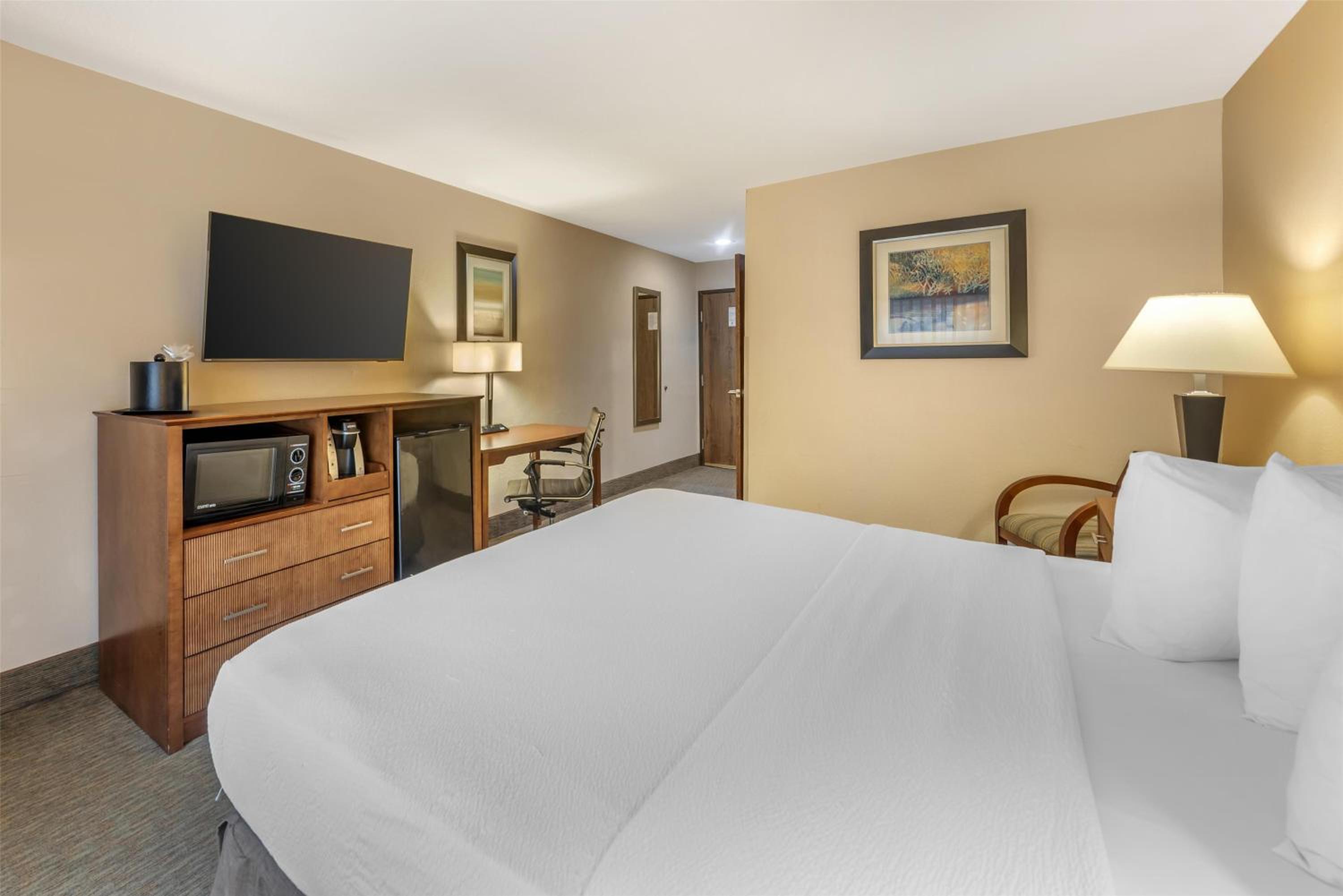 King Room with Bath Tub - Disability Access/Non-Smoking/Poolside - Photo 3