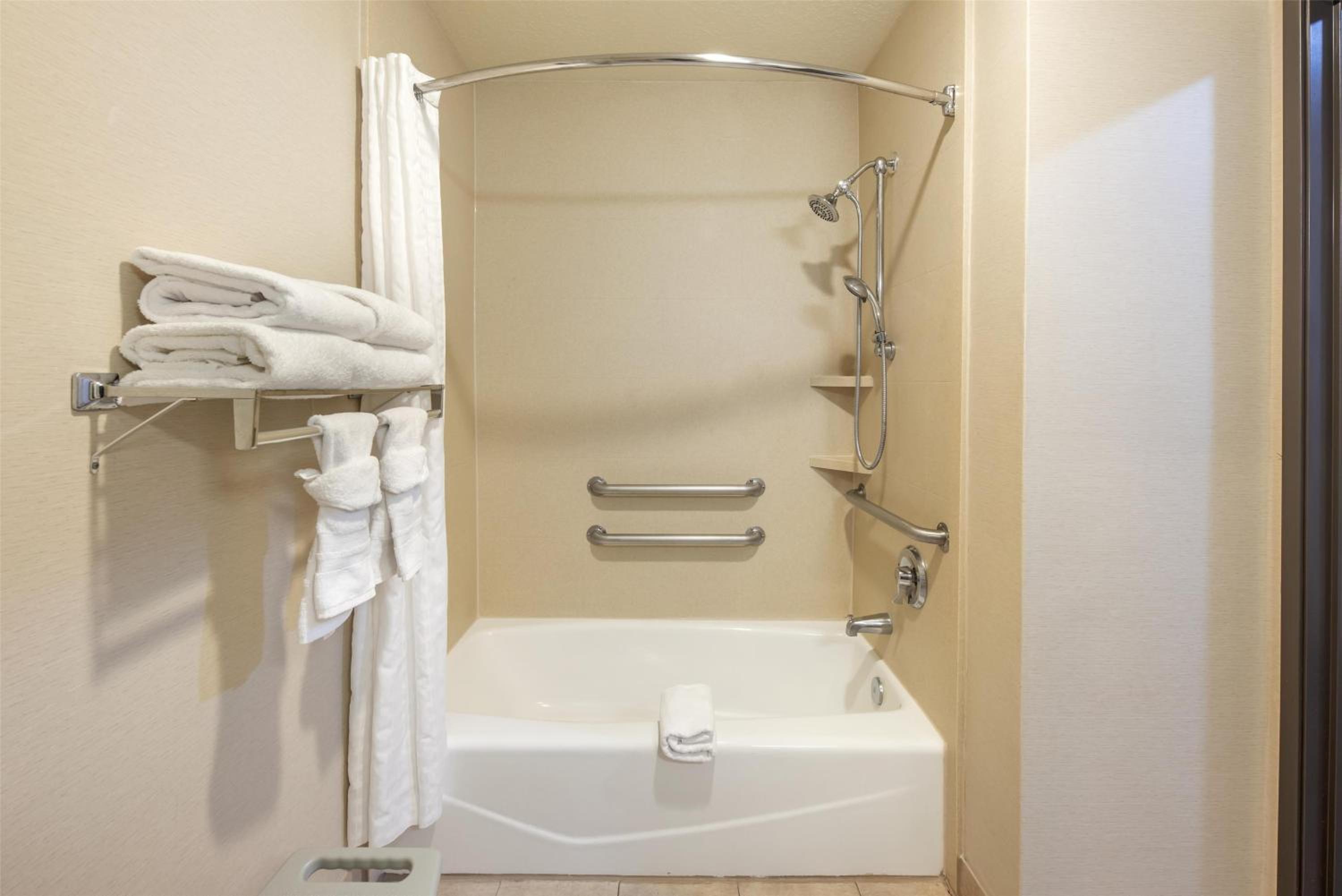 King Room with Bath Tub - Disability Access/Non-Smoking/Poolside - Photo 4