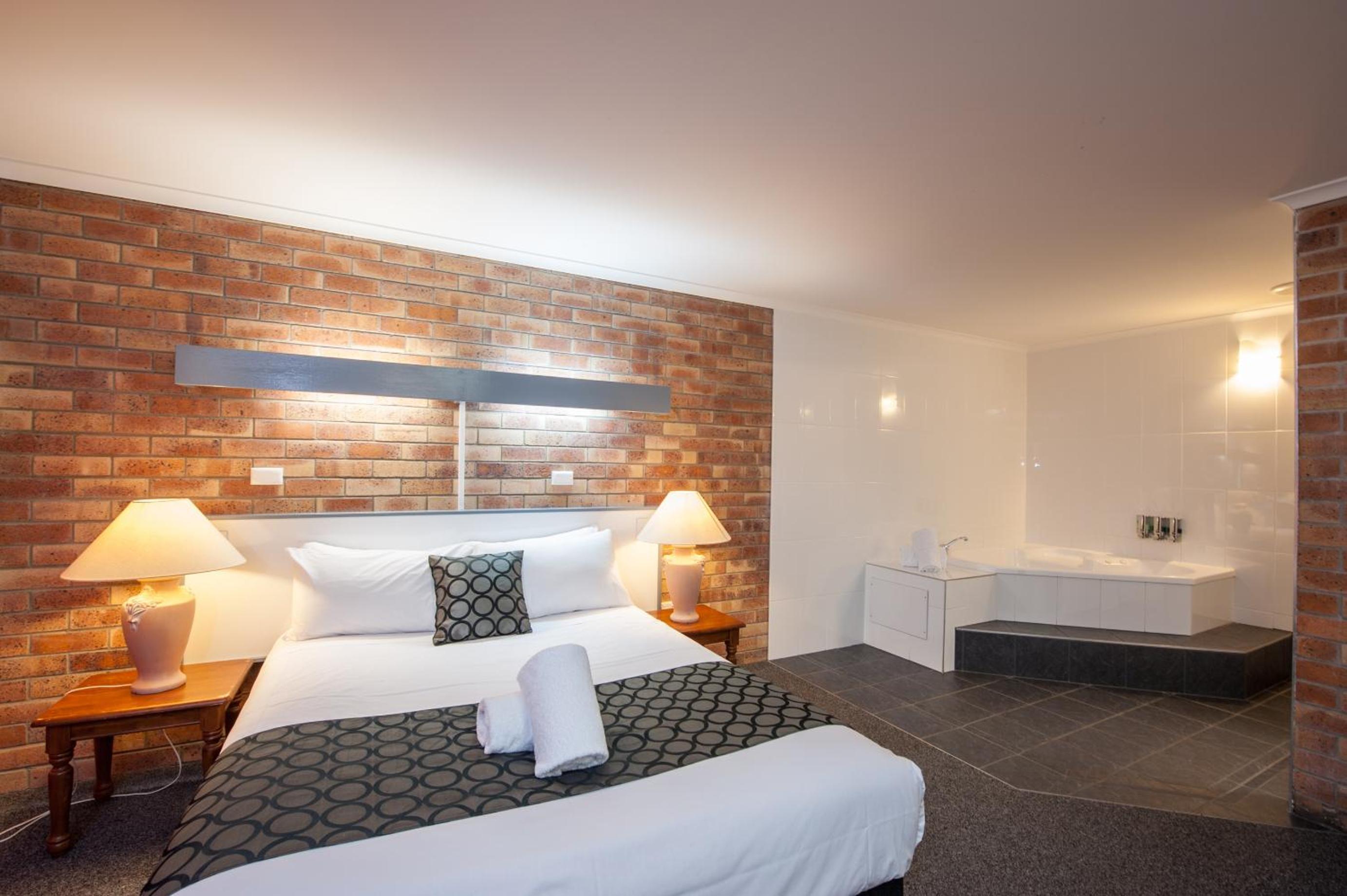 Executive Queen Suite with Spa Bath