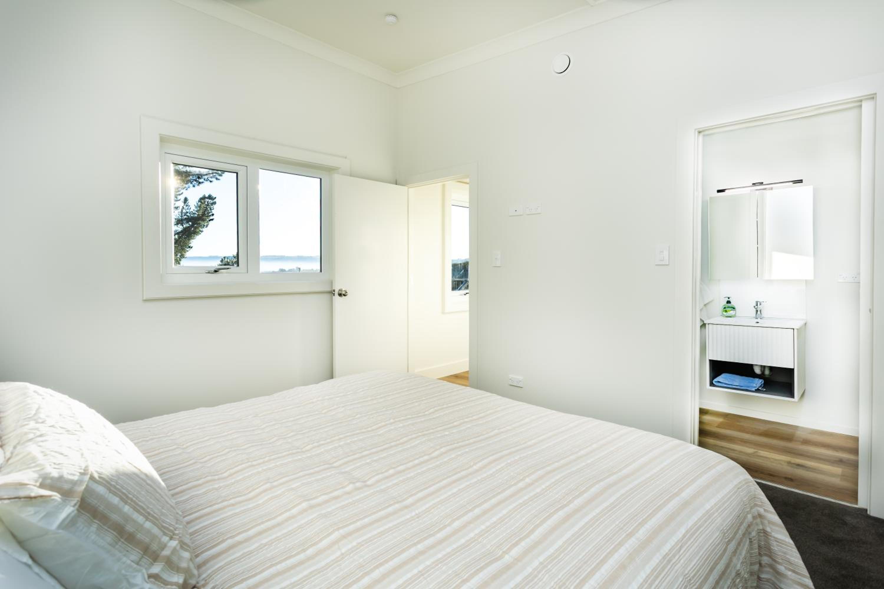 Suite with Mountain View photo 3