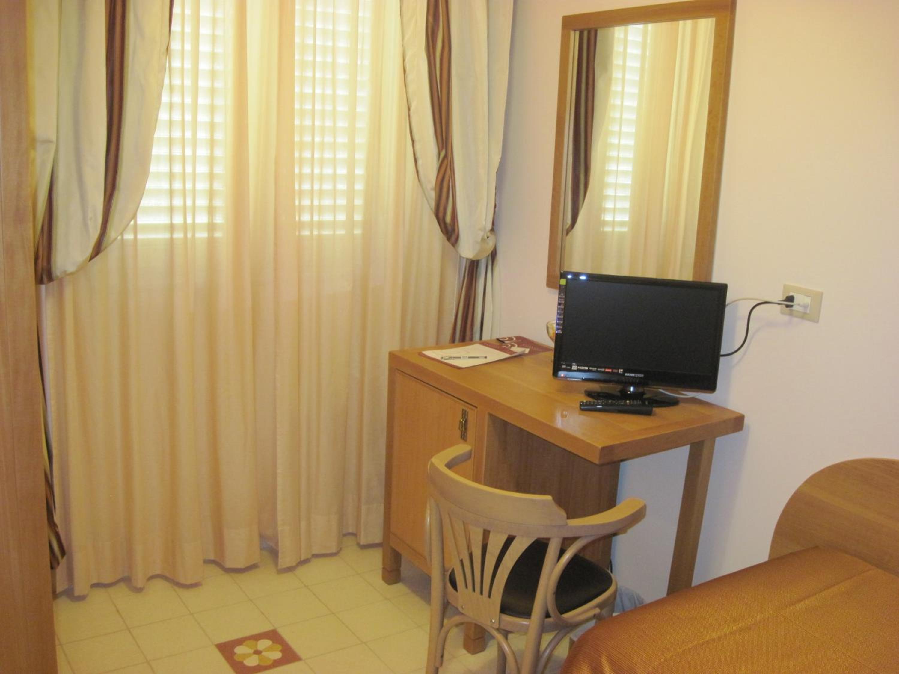 Double or Twin Room - Photo 4