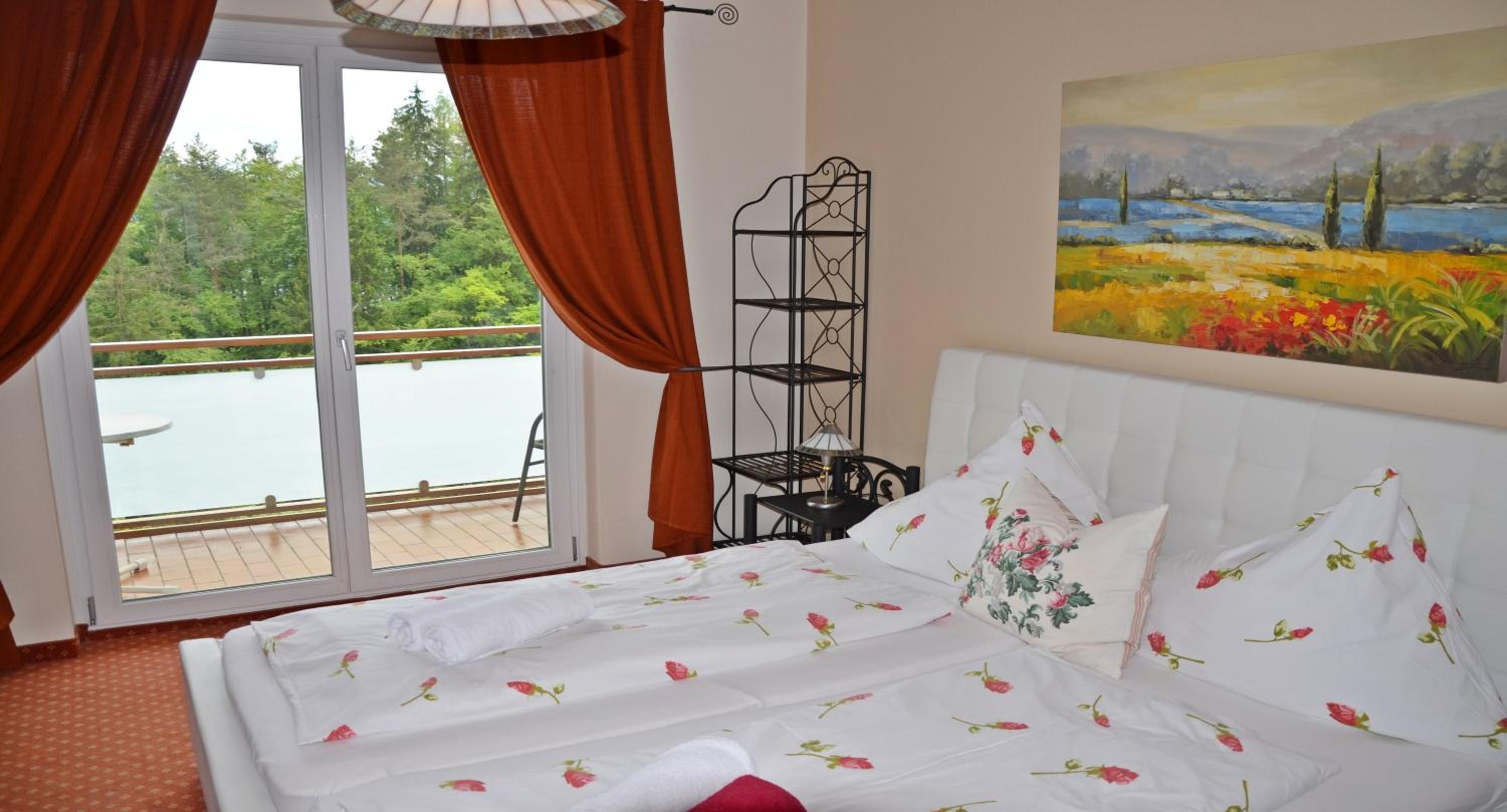 Double Room with Balcony and Lake View photo 3