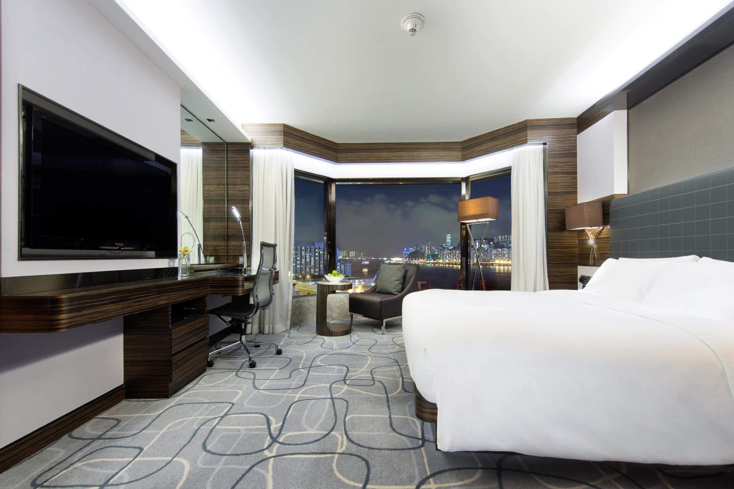 Deluxe Harbor View Suite with Executive Lounge Access thumbnail 5