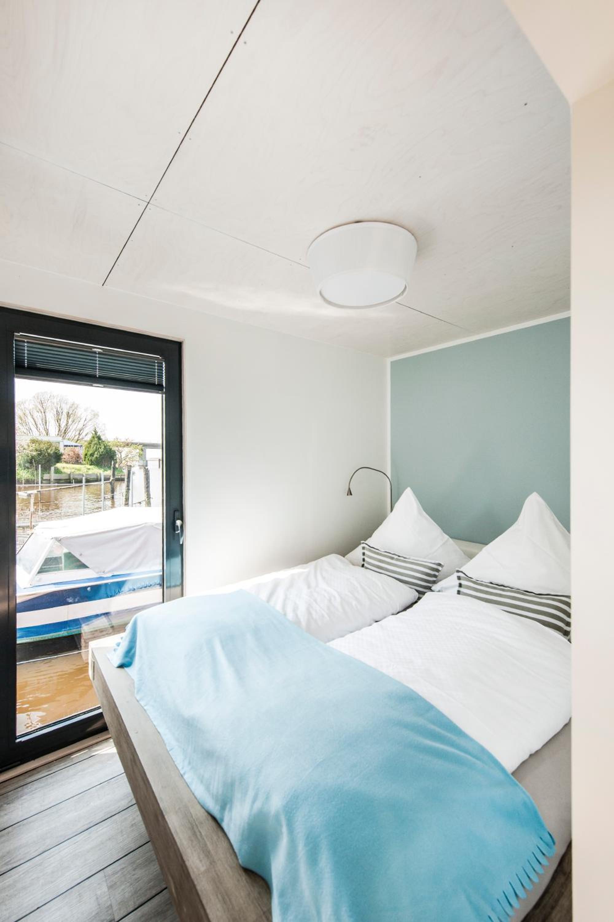 One-Bedroom Boat photo 1