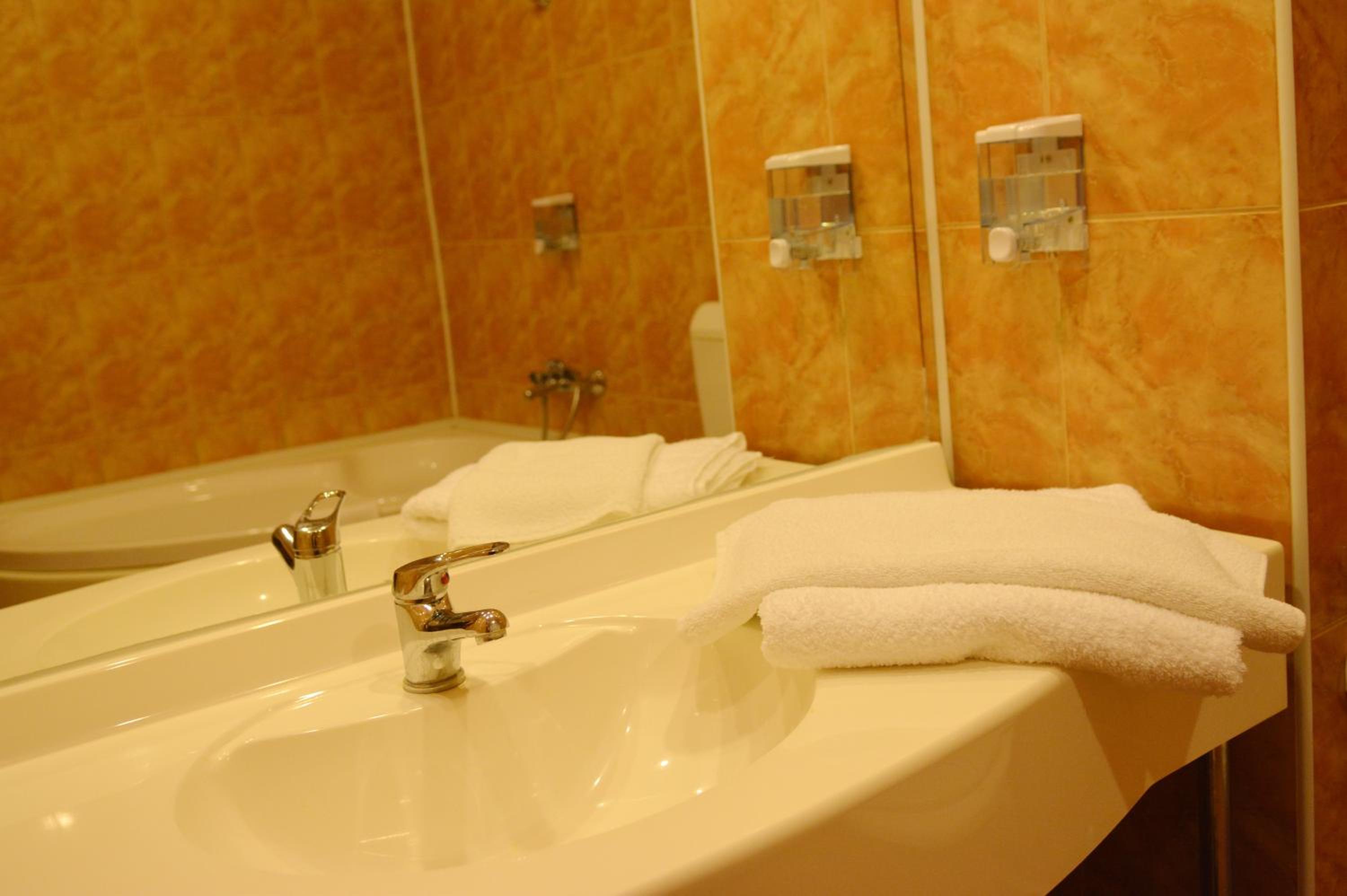 Large Double Room - Photo 10