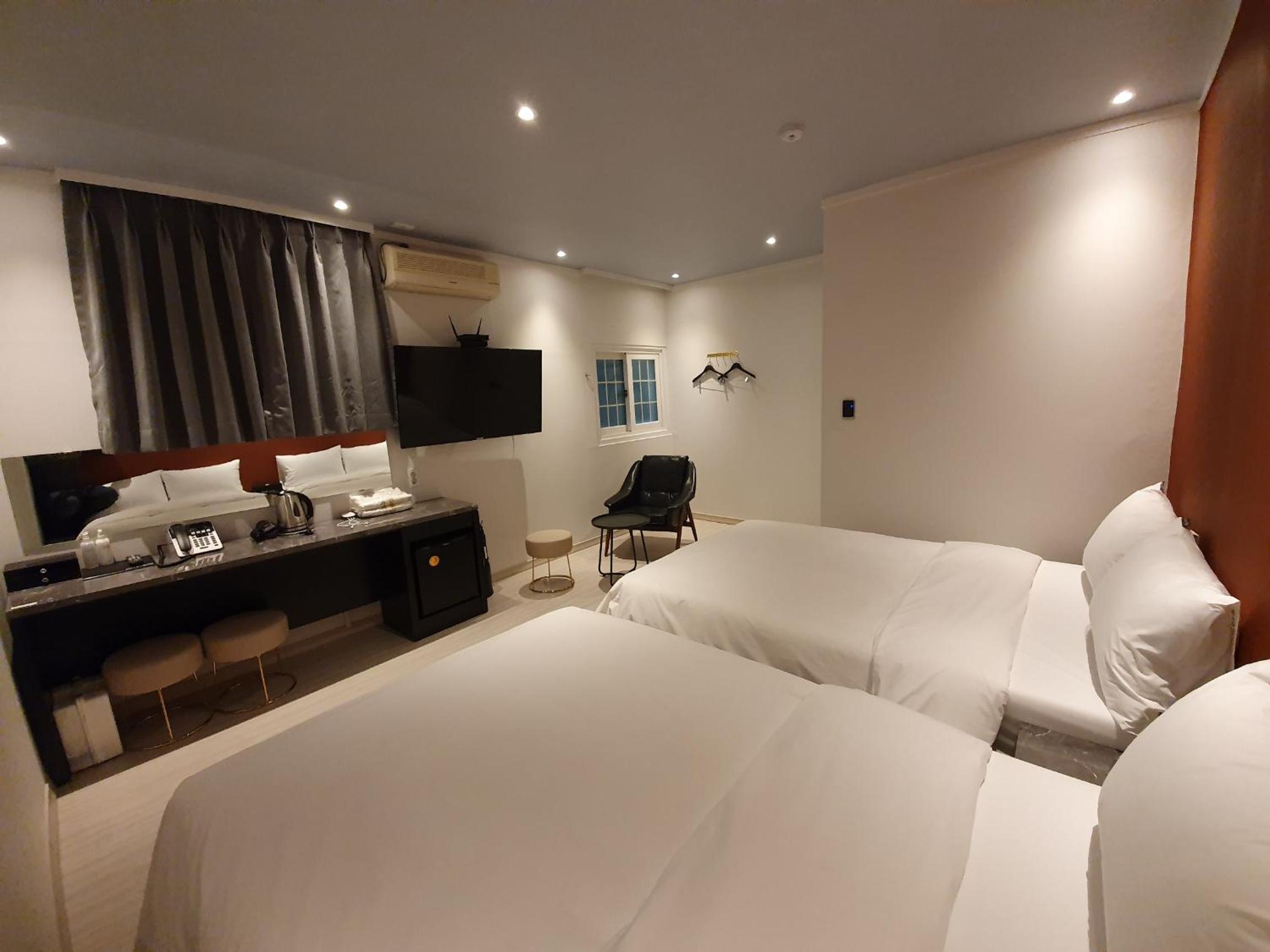 Deluxe Twin Room - Photo 2