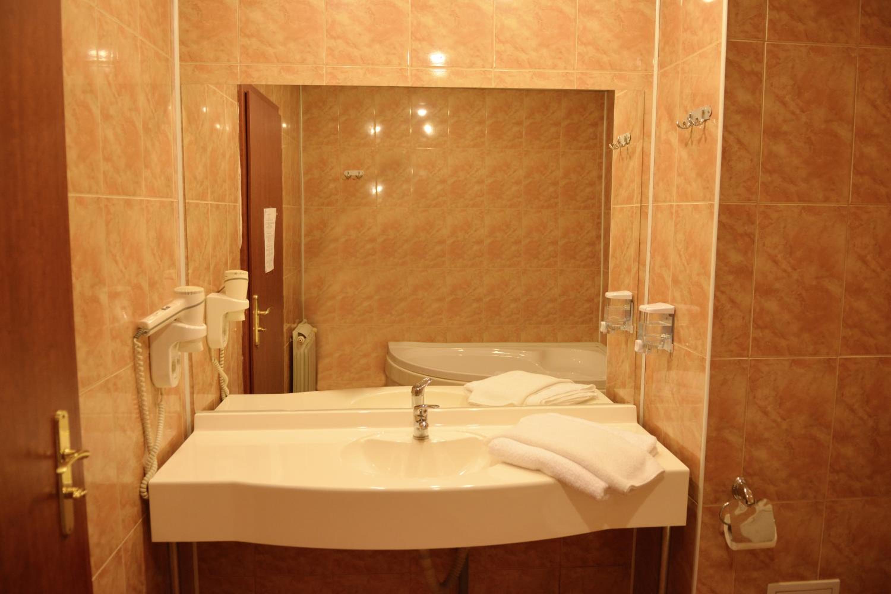 Twin Room - Photo 7
