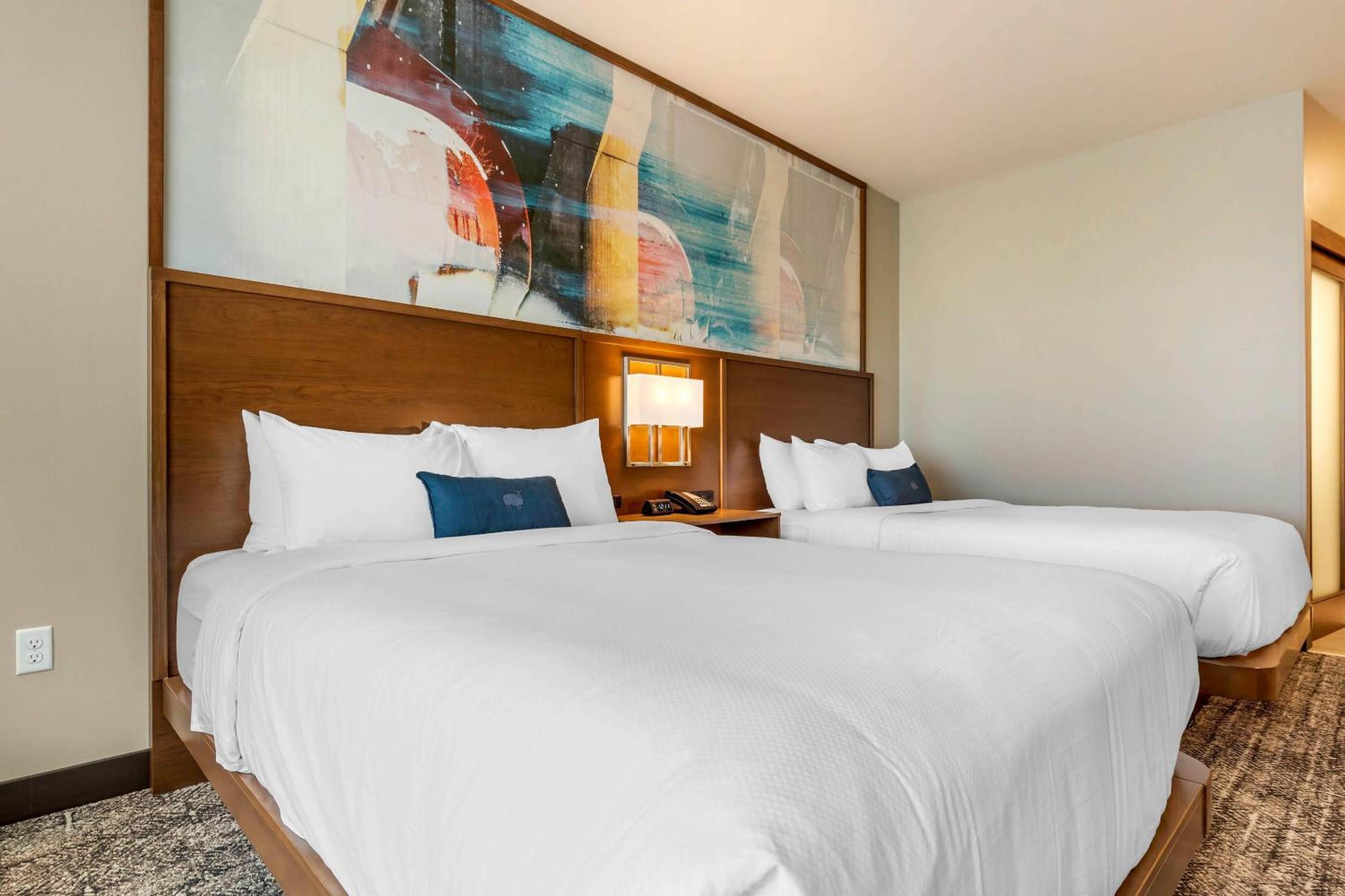 Queen Room with Two Queen Beds and Tub - Non-Smoking - Photo 4