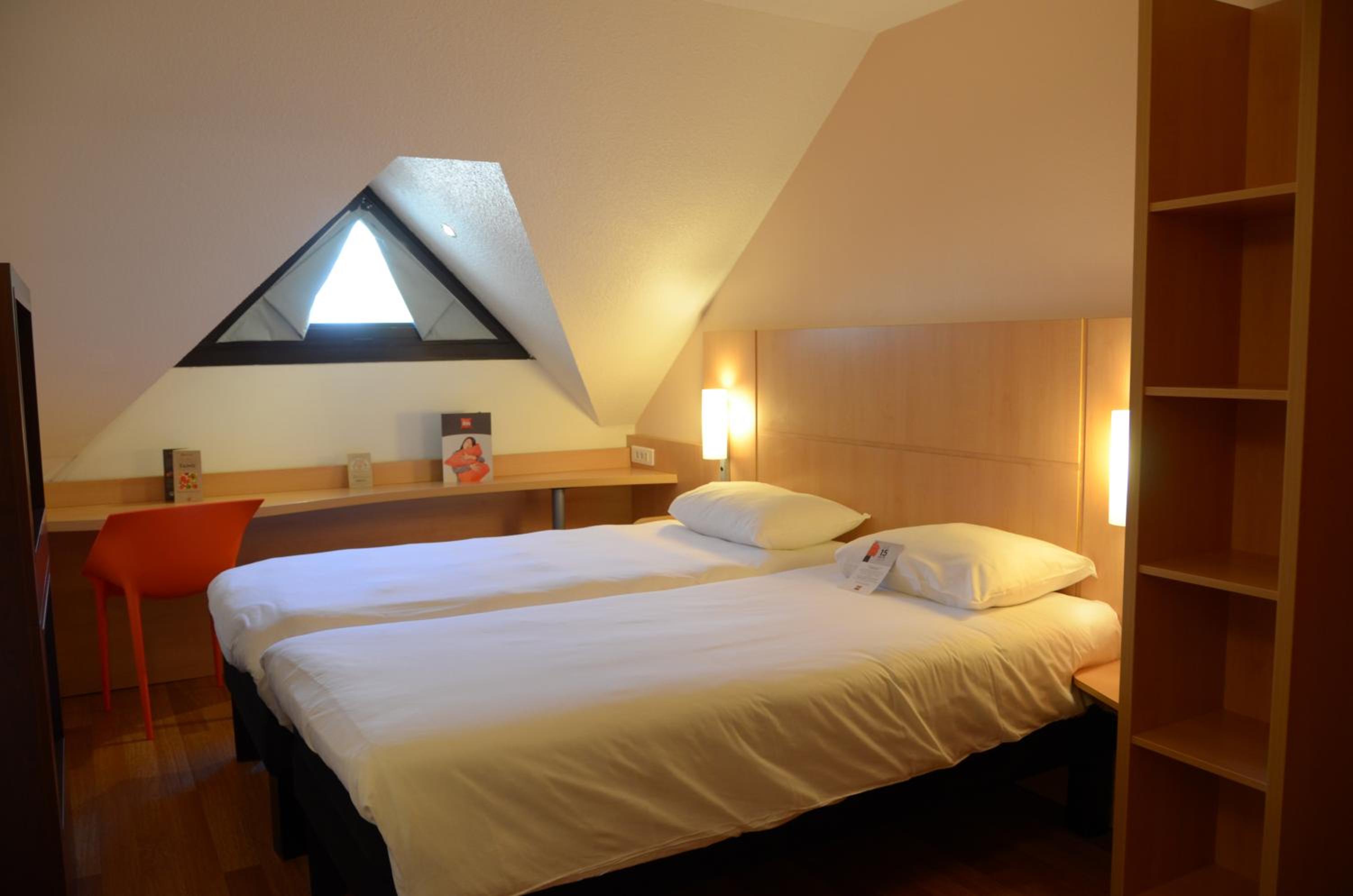 Standard Twin Room - Photo 4