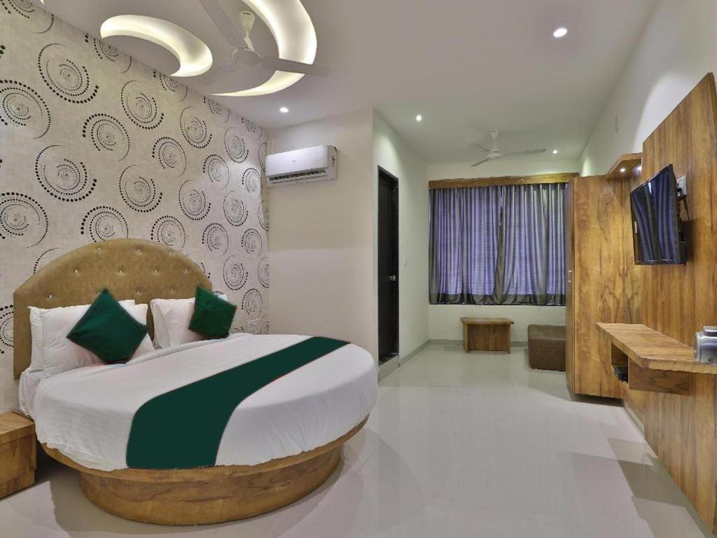 Suite - Photo 1