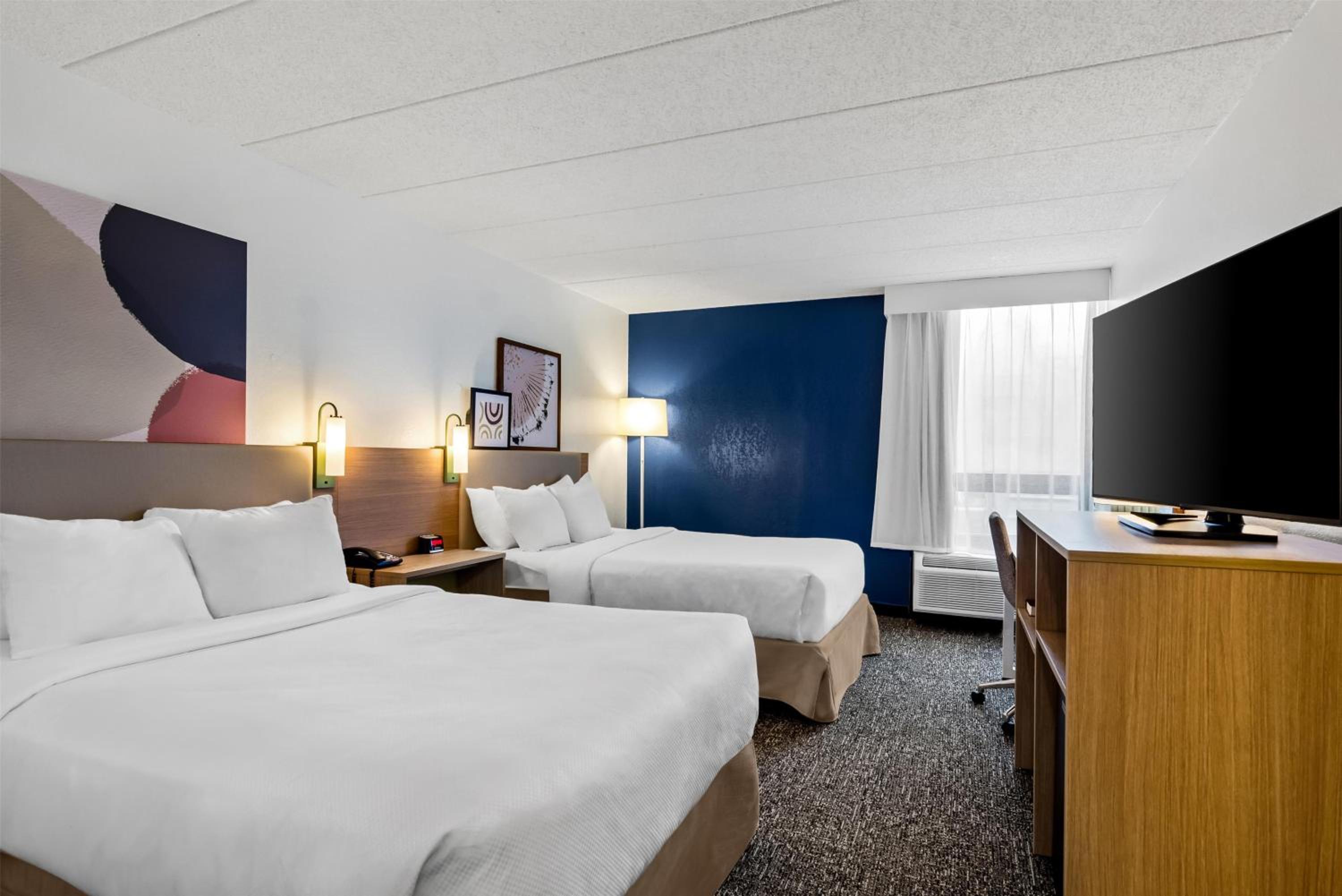 Double Room with Two Double Beds and Roll-In Shower - Disability Access - Photo 2