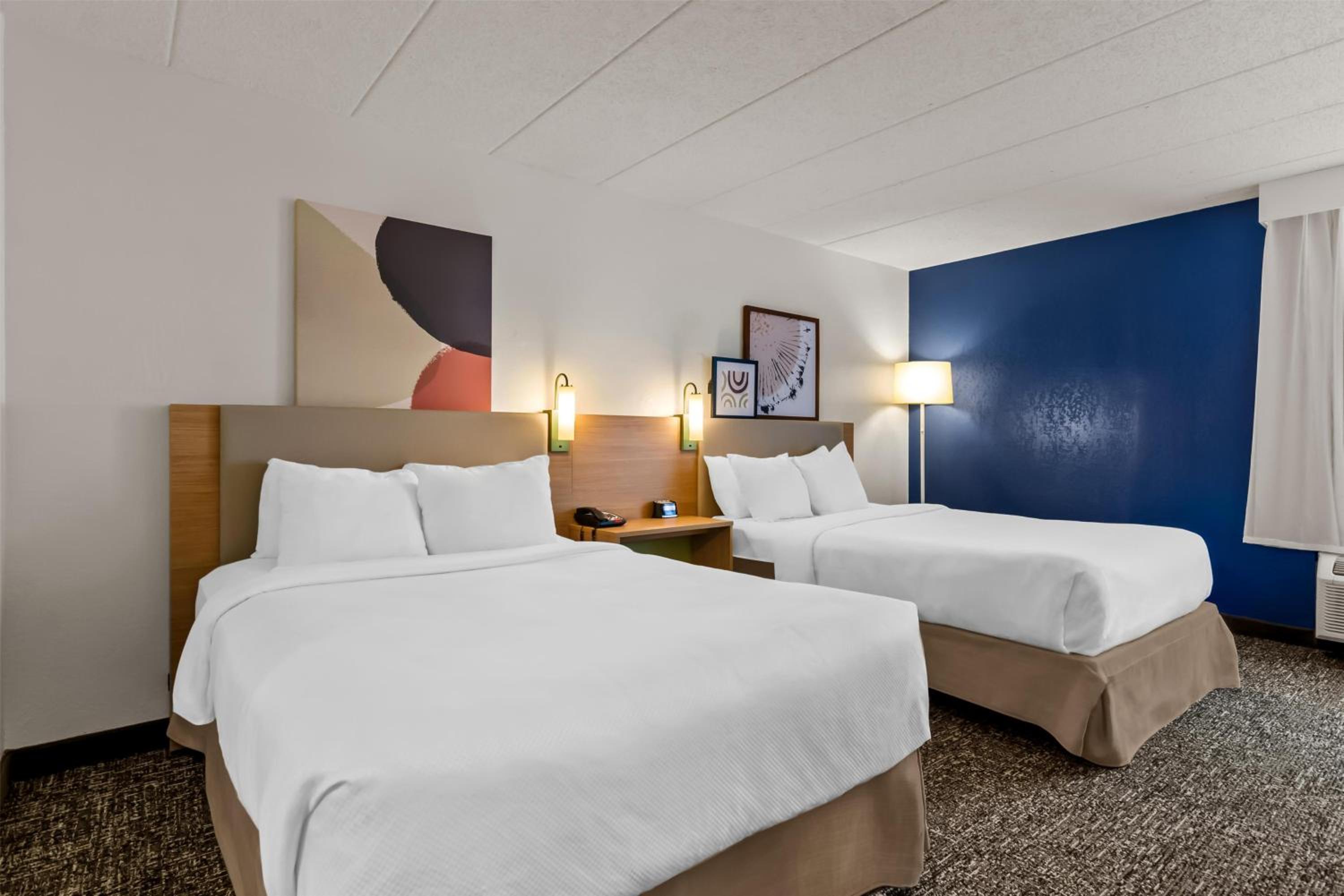 Double Room with Two Double Beds and Roll-In Shower - Disability Access - Photo 3