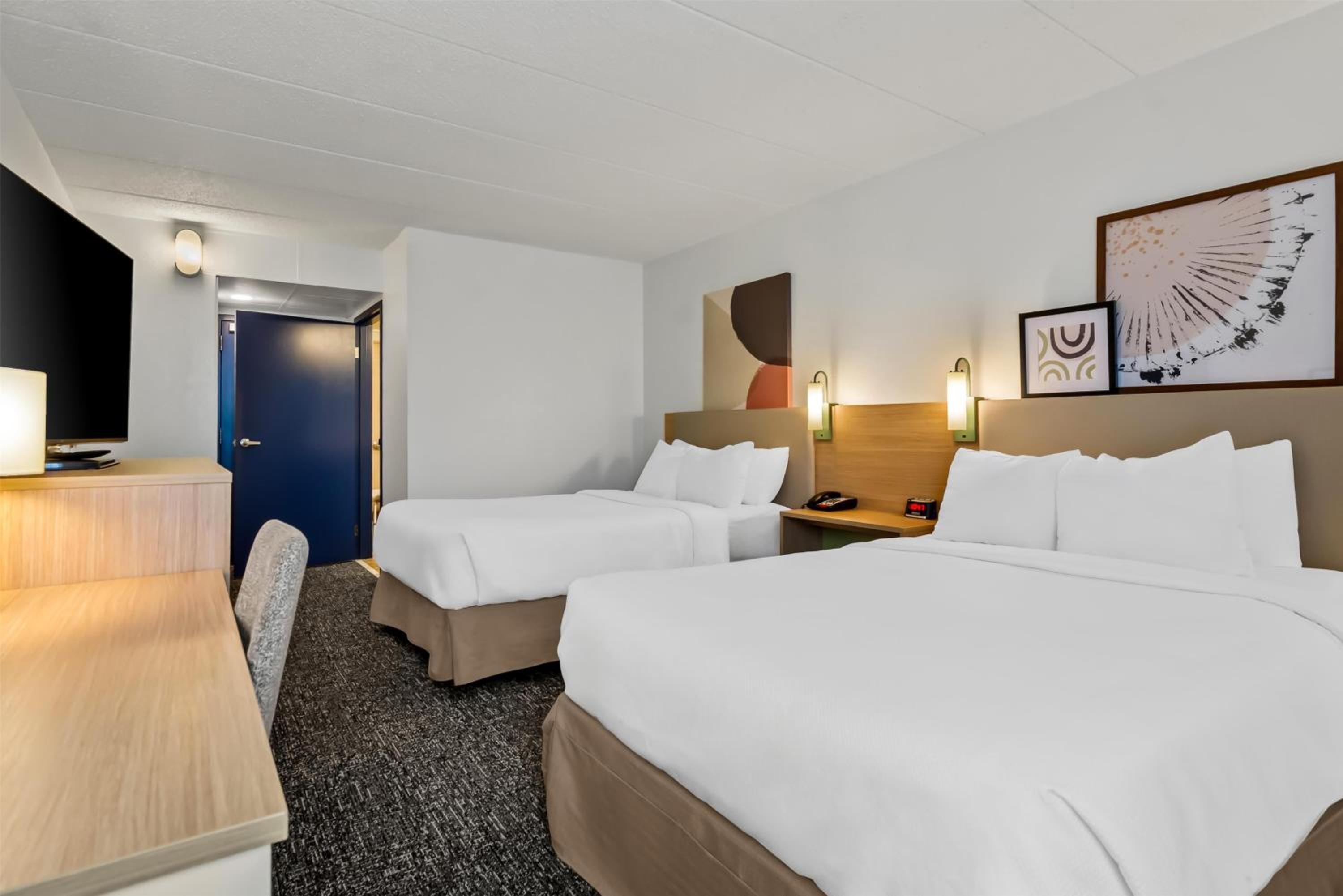Double Room with Two Double Beds and Roll-In Shower - Disability Access - Photo 4