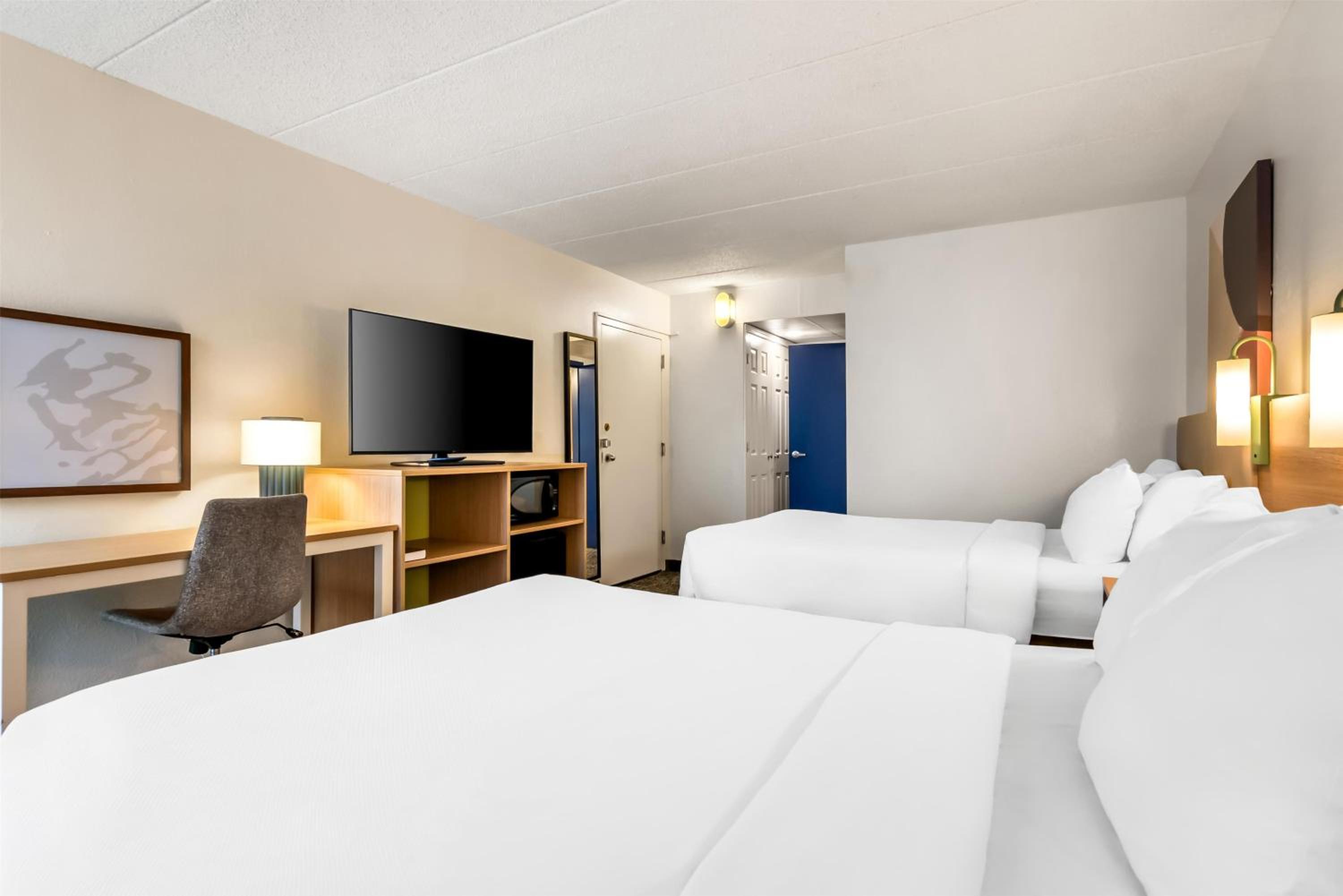 Double Room with Two Double Beds and Roll-In Shower - Disability Access - Photo 5