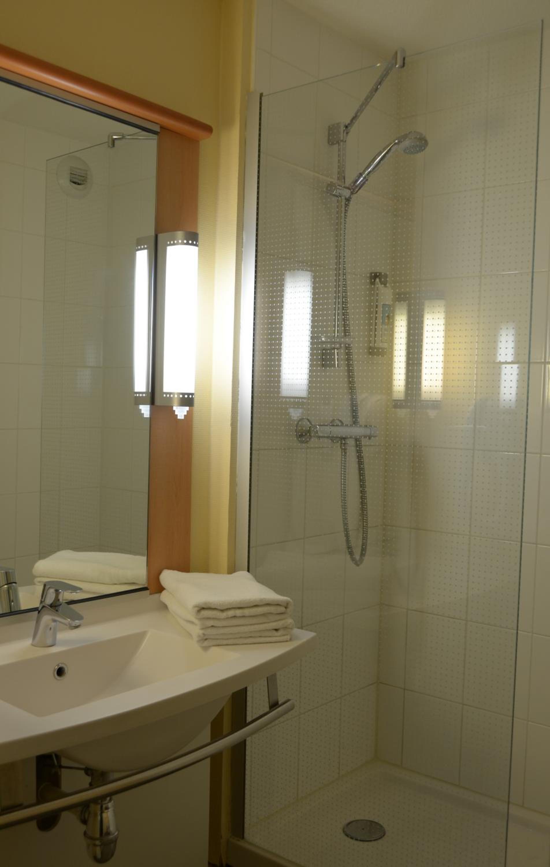 Standard Twin Room - Photo 2