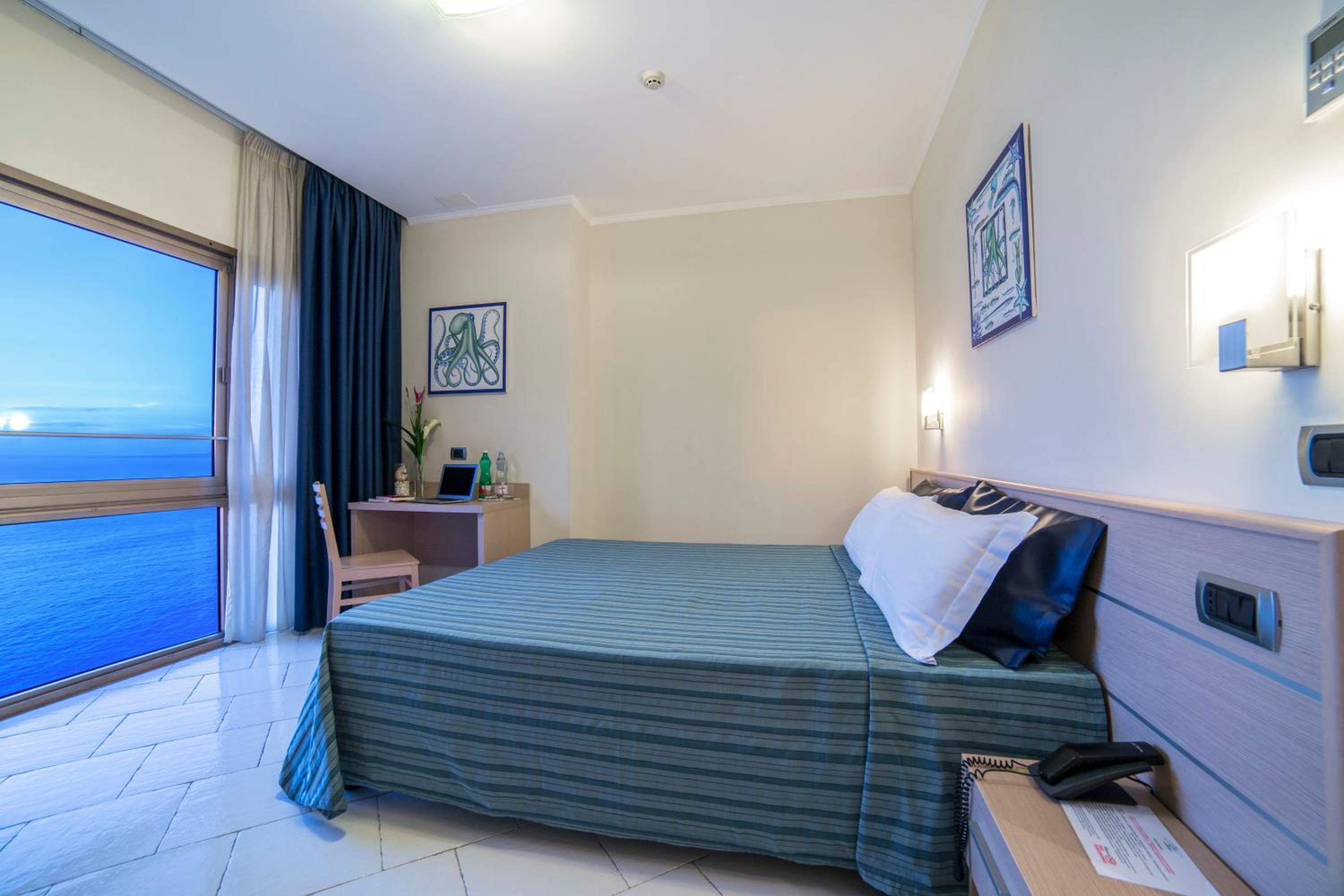 Double or Twin Room with Sea View - Photo 13
