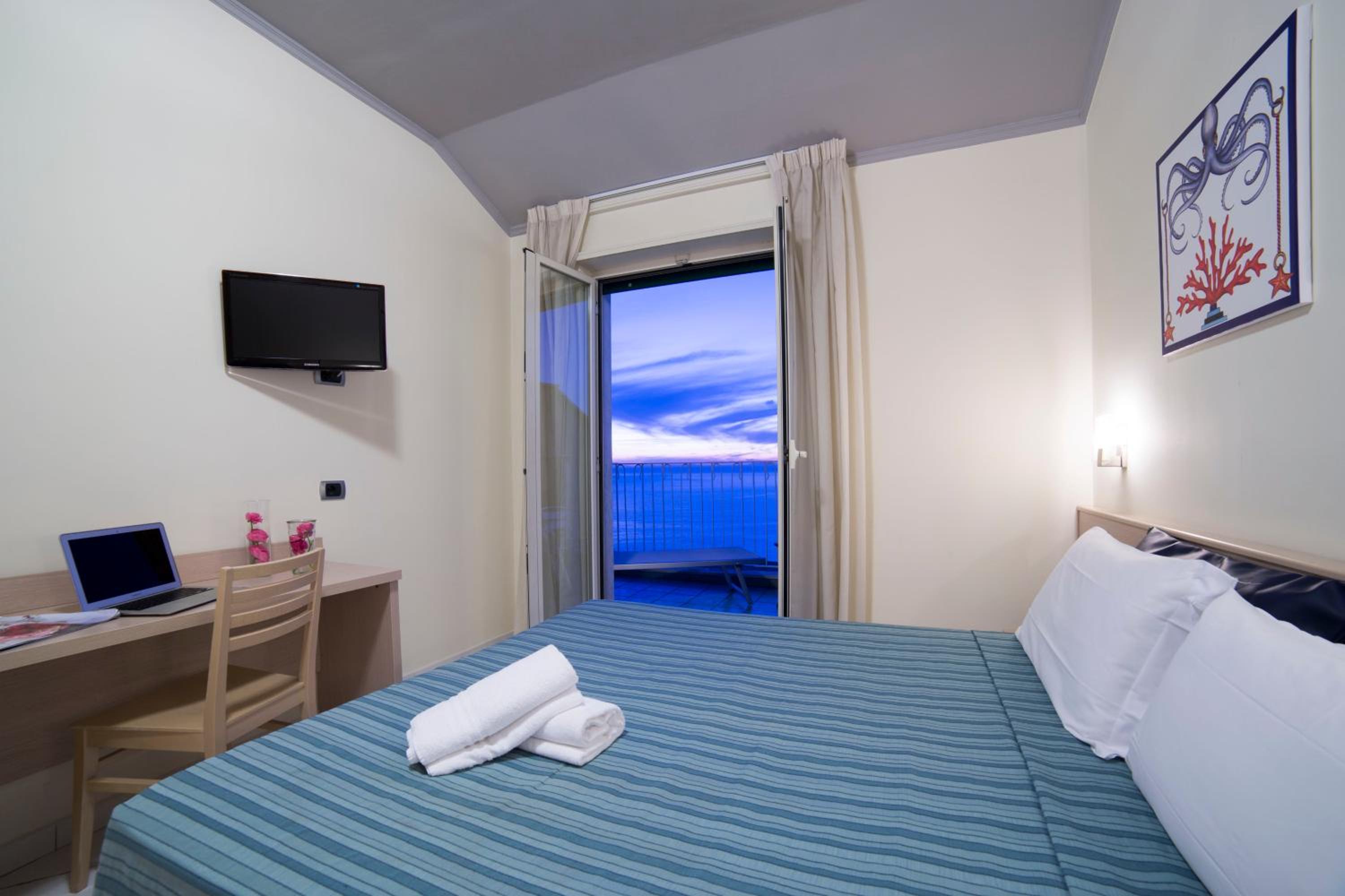 Double or Twin Room with Sea View - Photo 14