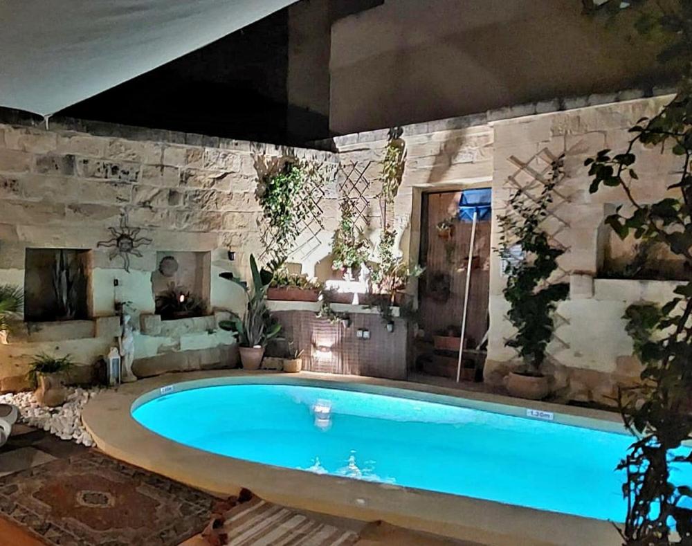 Deluxe Double Room with Shower - Photo 3
