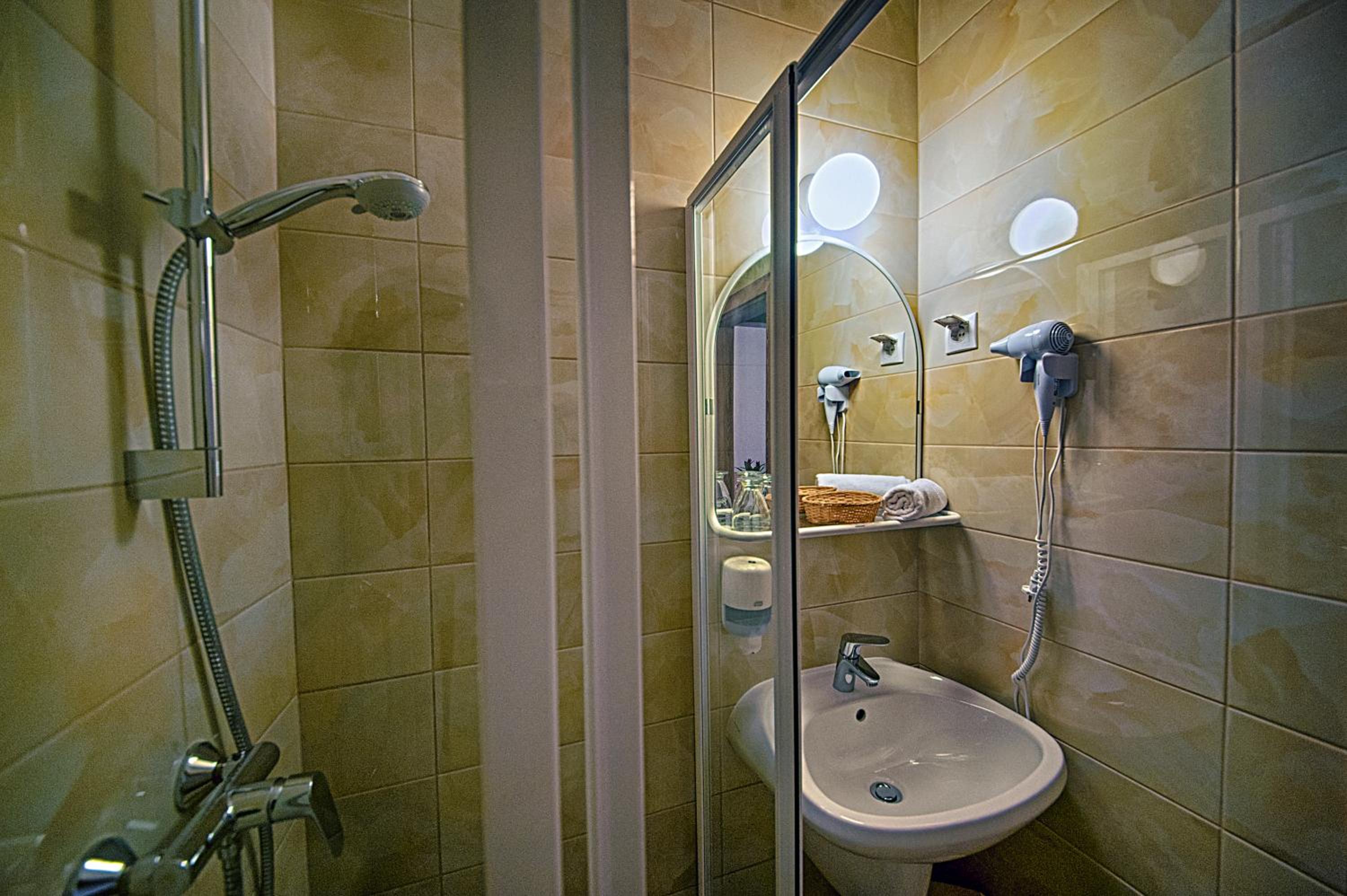 Standard Double Room with Balcony - Photo 4
