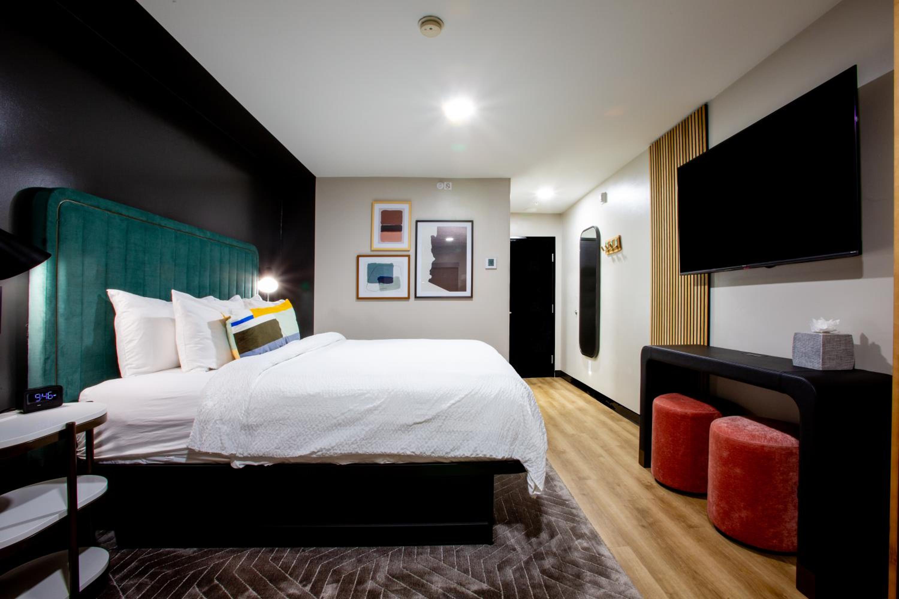 Standard King Room with Walk-In Shower - Photo 1