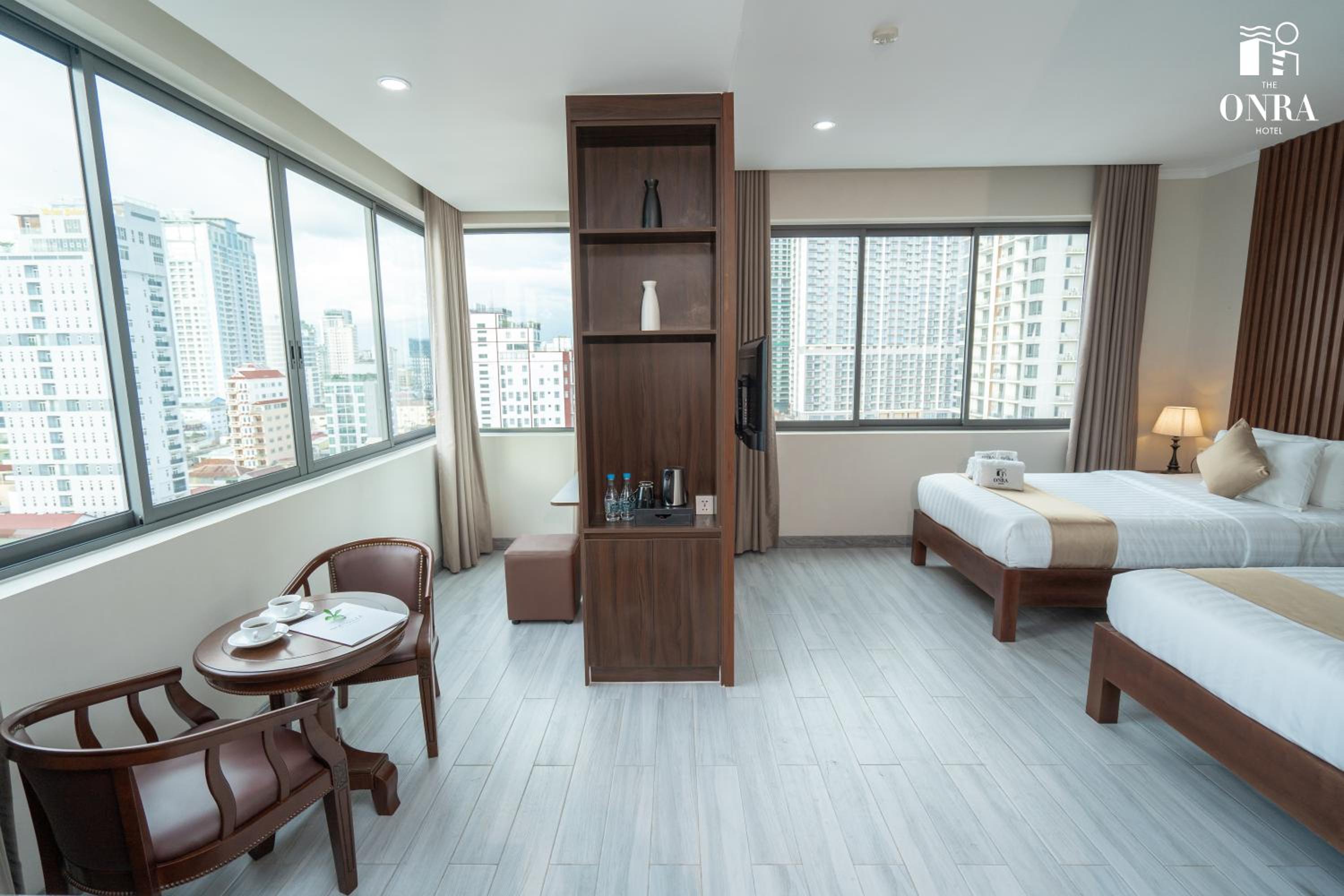 Panoramic City View Twin Room - Photo 9