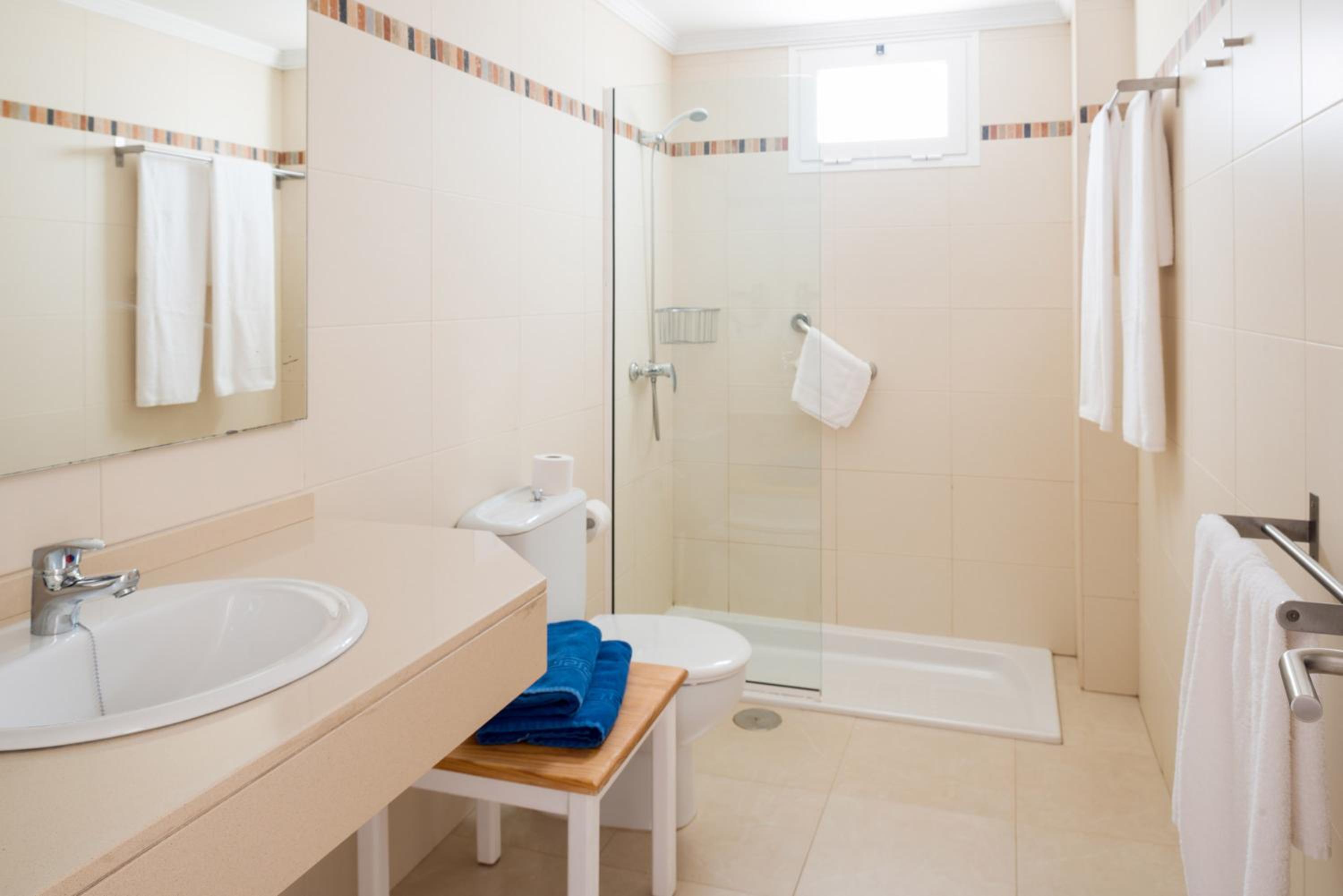 One-Bedroom Apartment with Sea View (2 Adults) - Photo 9