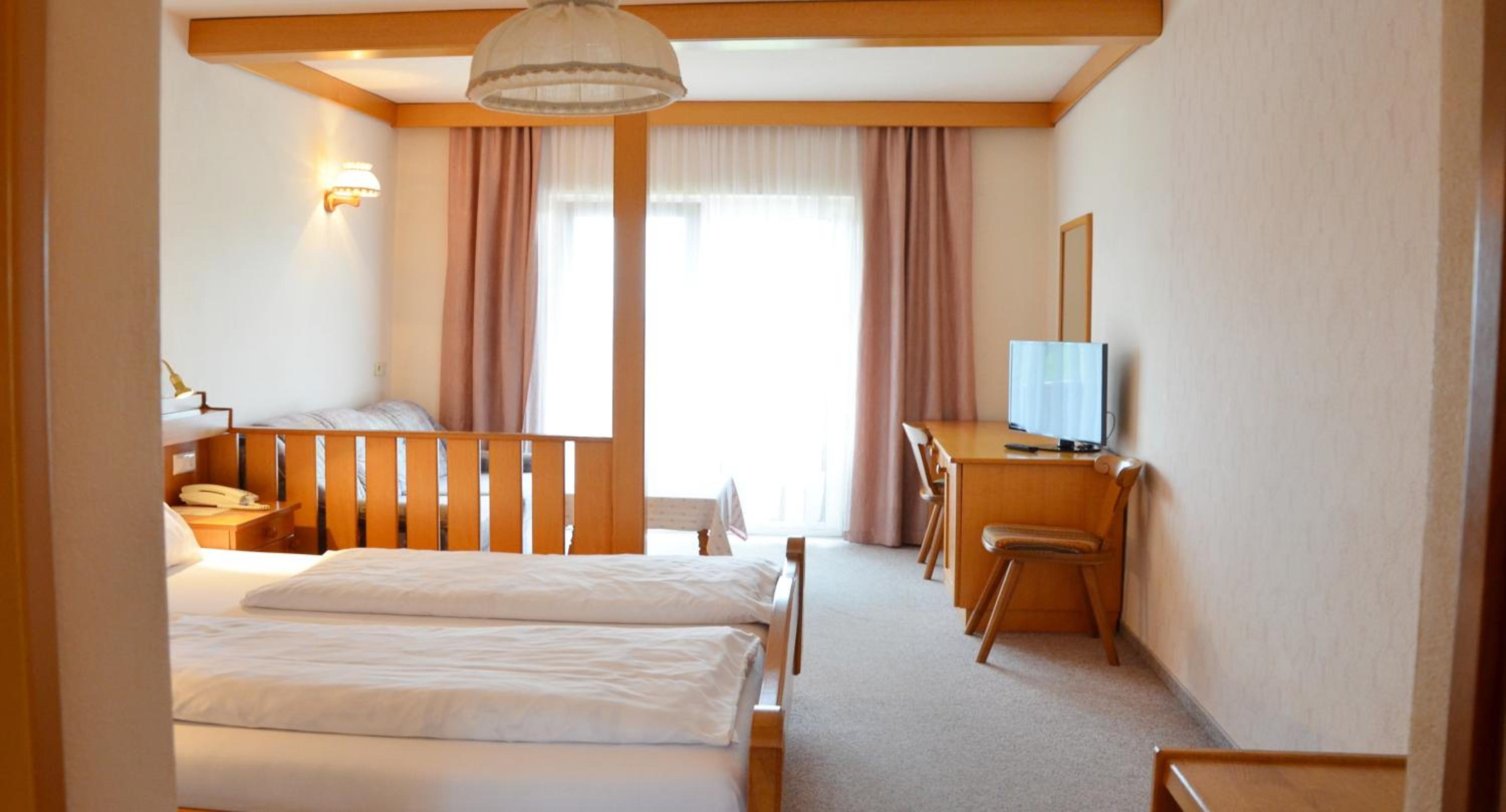 Double Room with Balcony - Photo 2