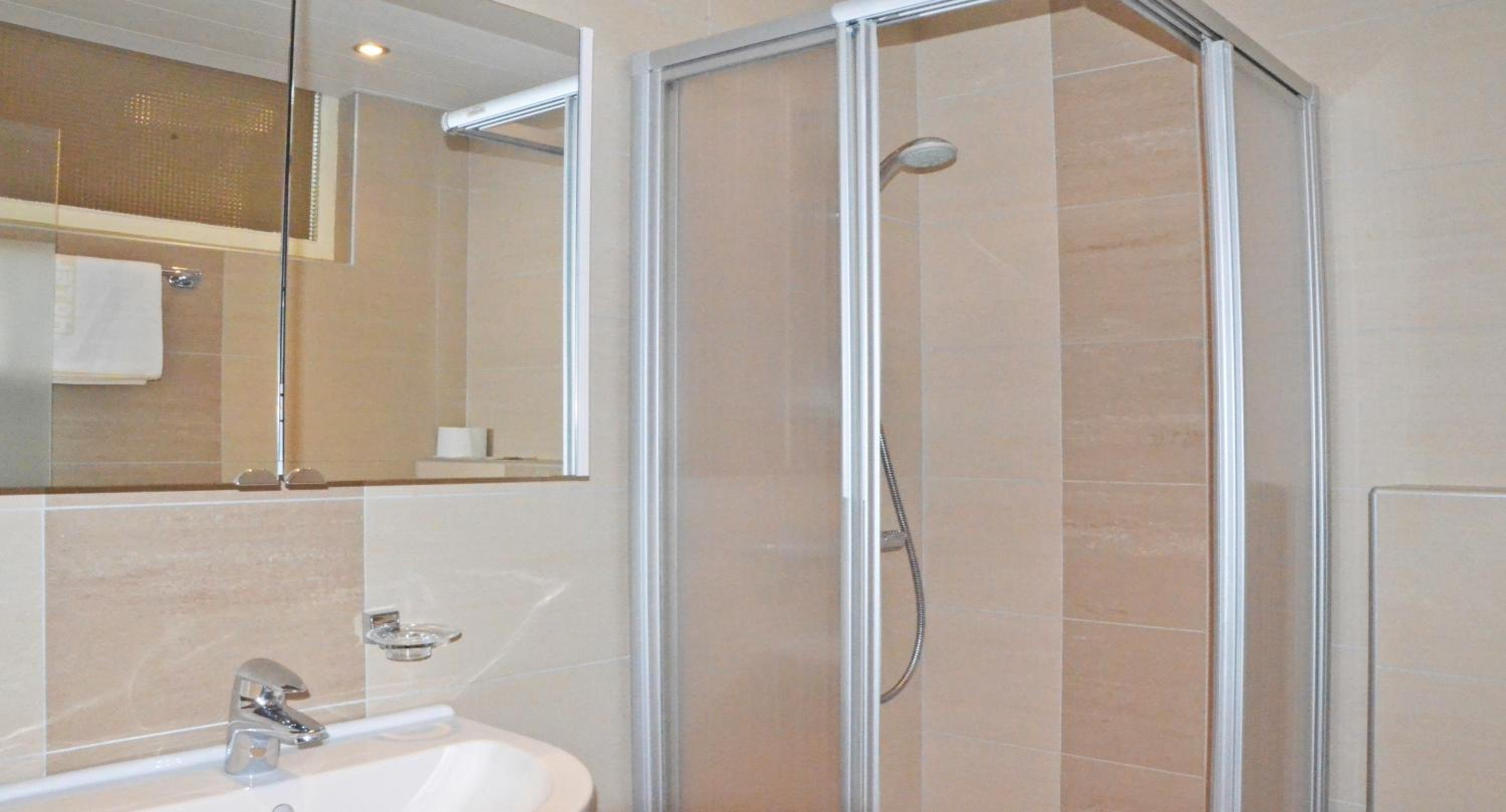 Double Room with Balcony - Photo 4