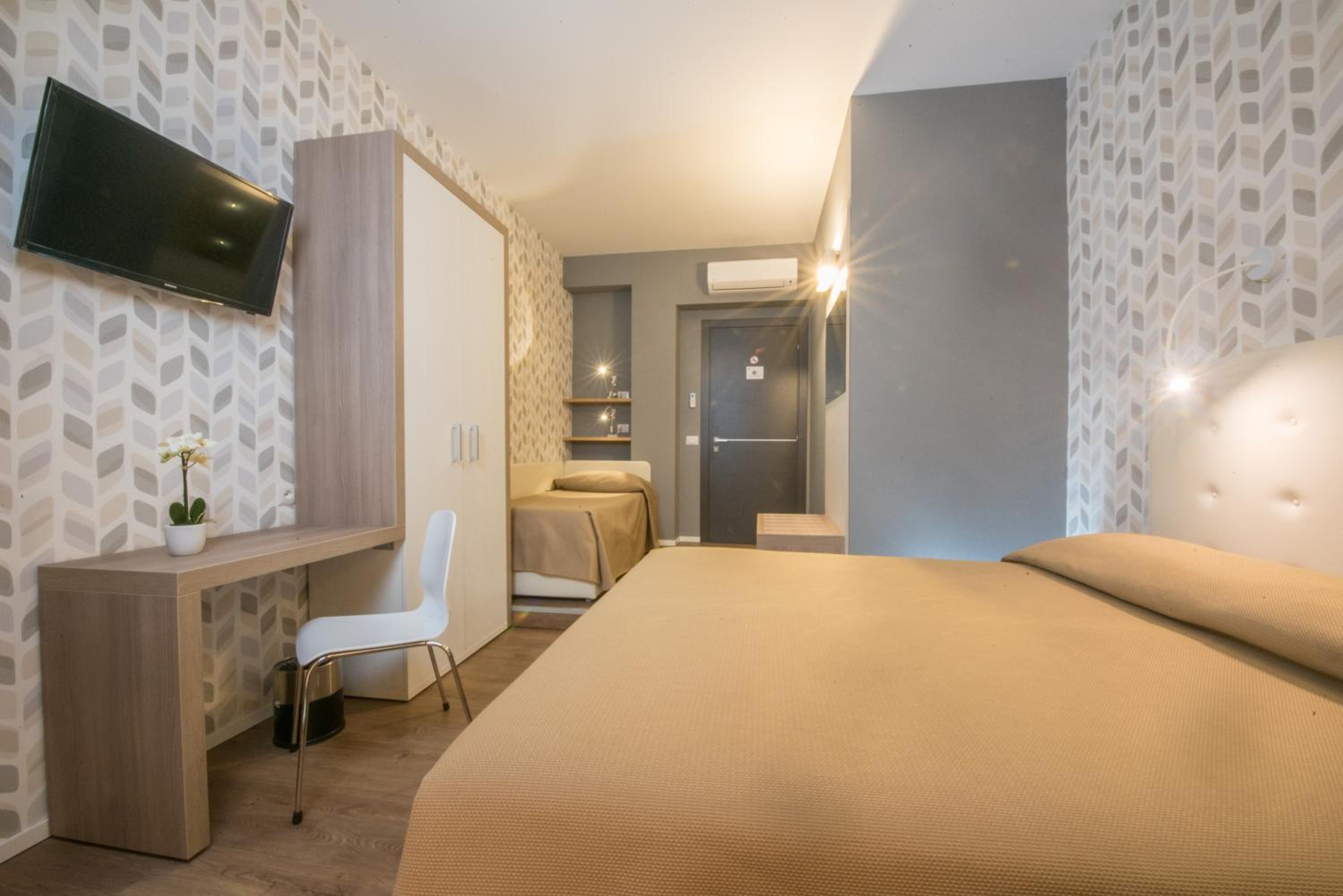 Triple Room with Private Bathroom photo 2