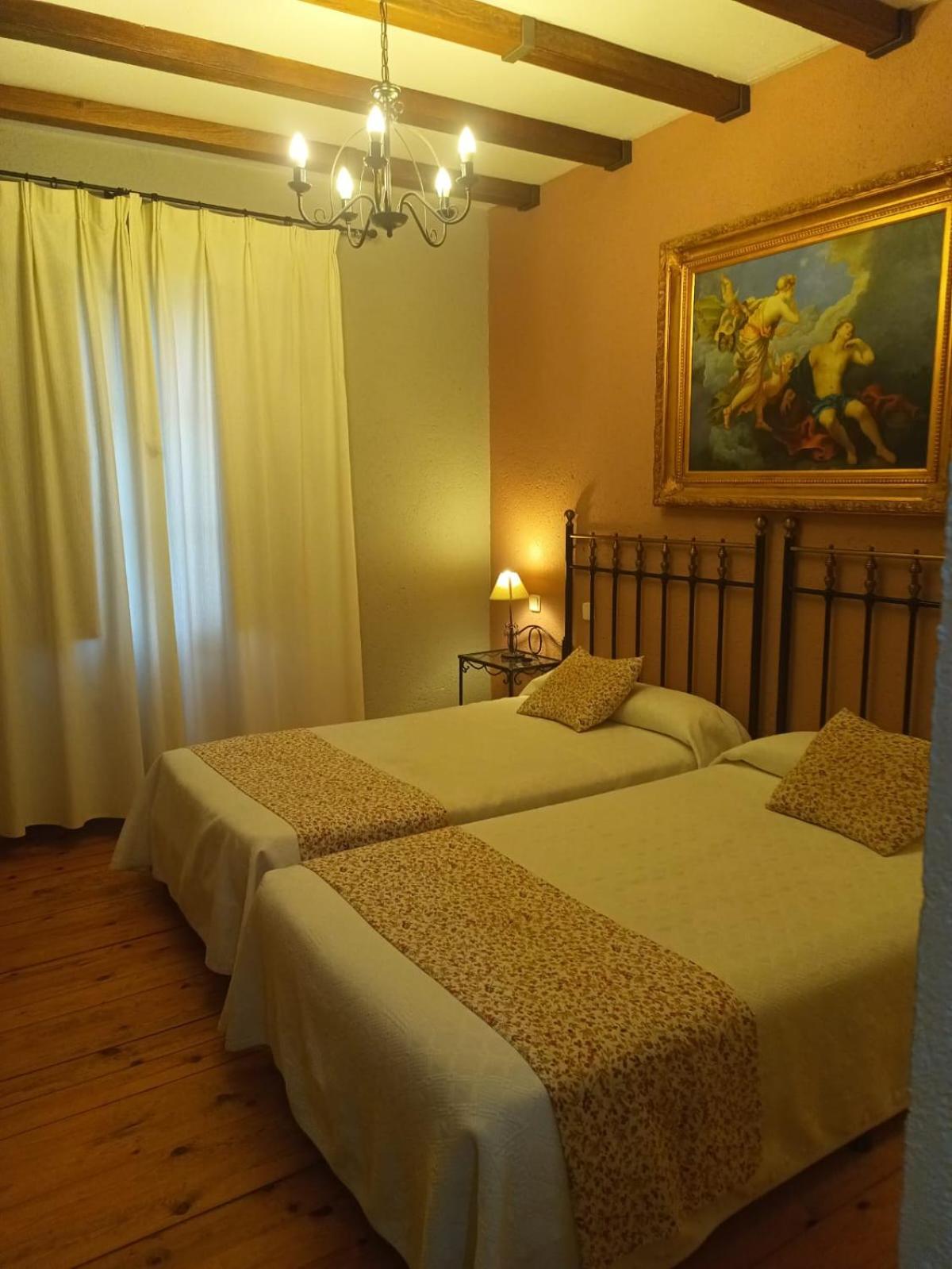 Twin Room - Photo 8