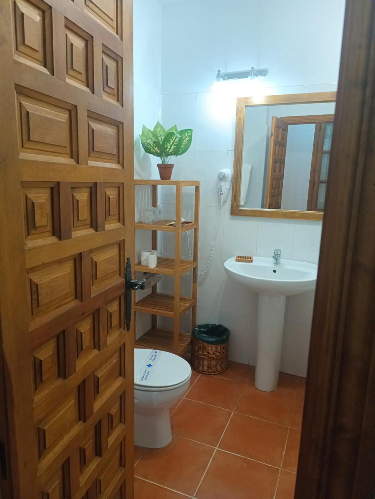 Twin Room - Photo 10
