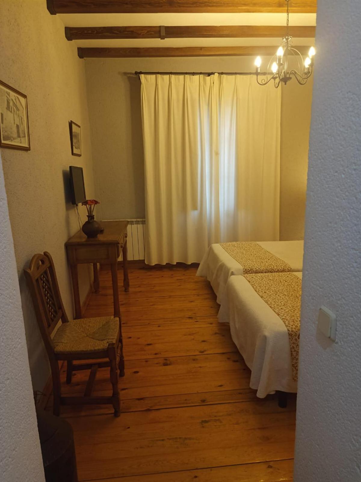 Twin Room - Photo 11