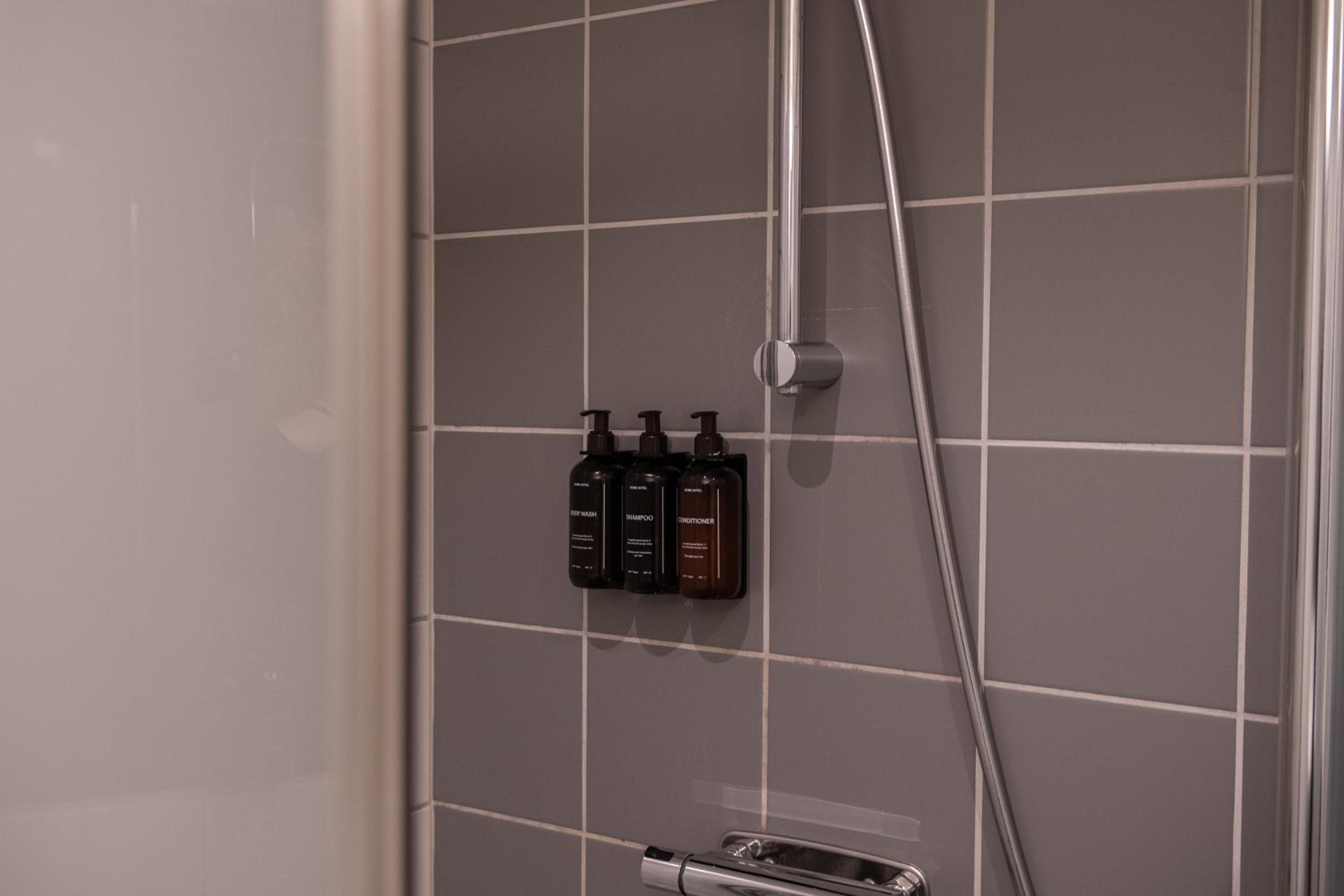 Suite - Photo 1