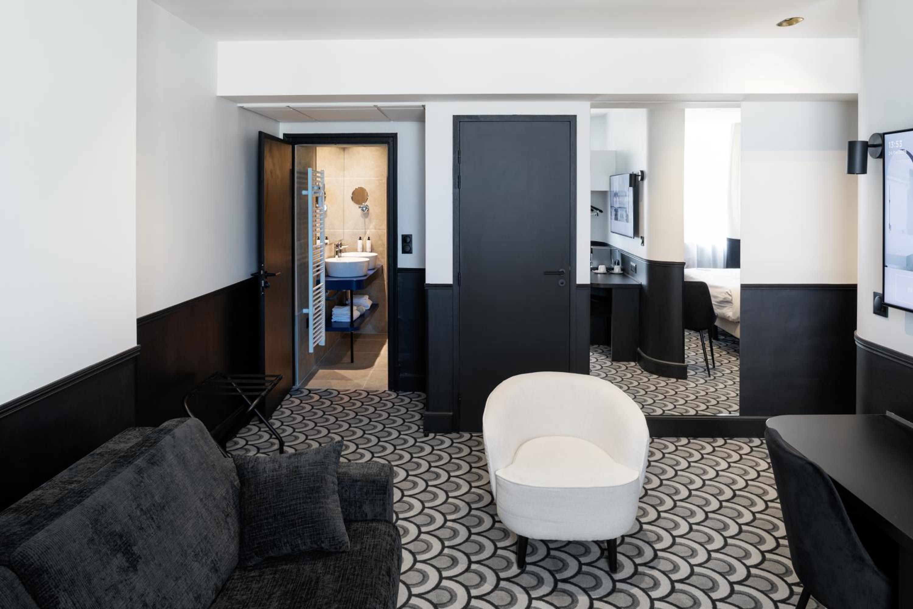 Deluxe Suite - Photo 3