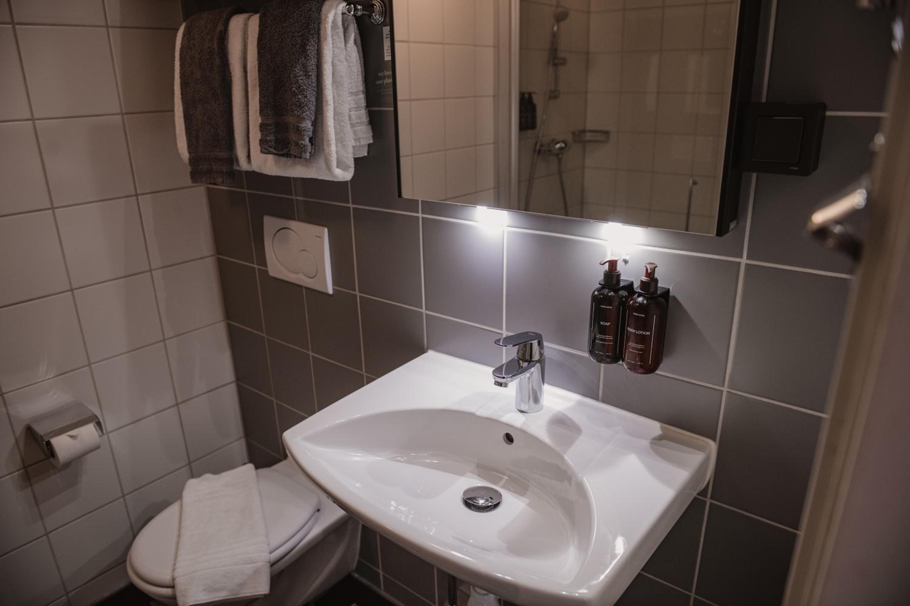 Suite - Photo 5