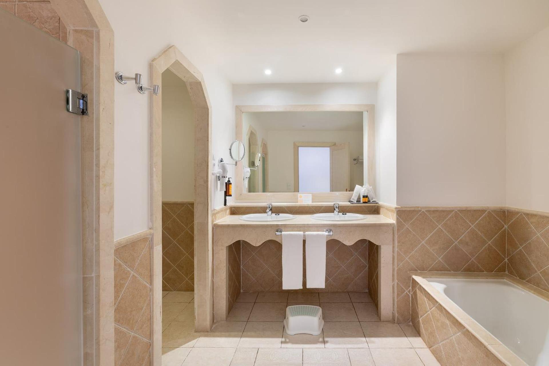 Gold Level Senior Two-Bedroom Suite (4 Adultos + 1 Child) Gold Level Senior Two-Bedroom Suite (4 Adultos + 1 Child)