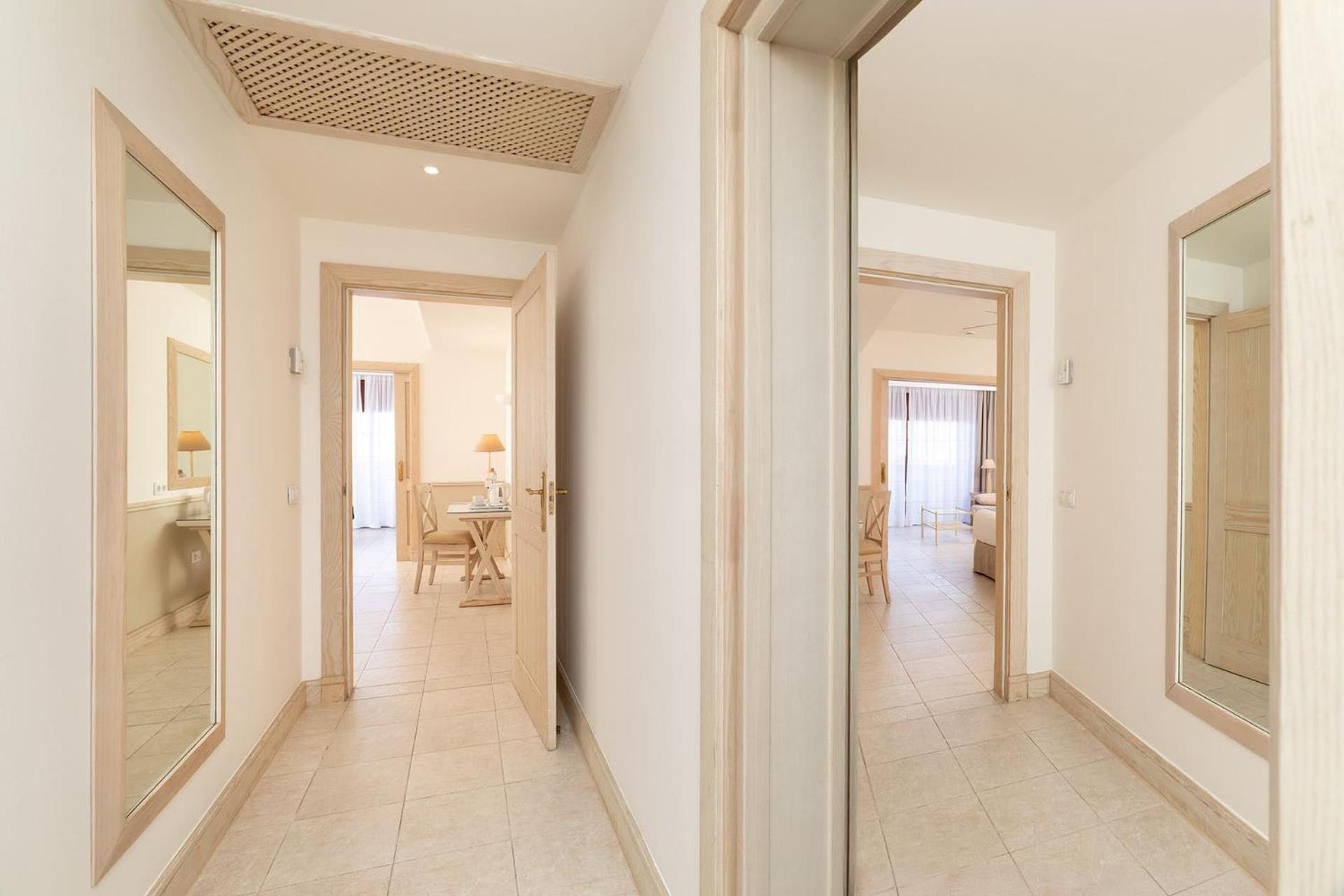 Gold Level Senior Two-Bedroom Suite (4 Adultos + 1 Child) Gold Level Senior Two-Bedroom Suite (4 Adultos + 1 Child)