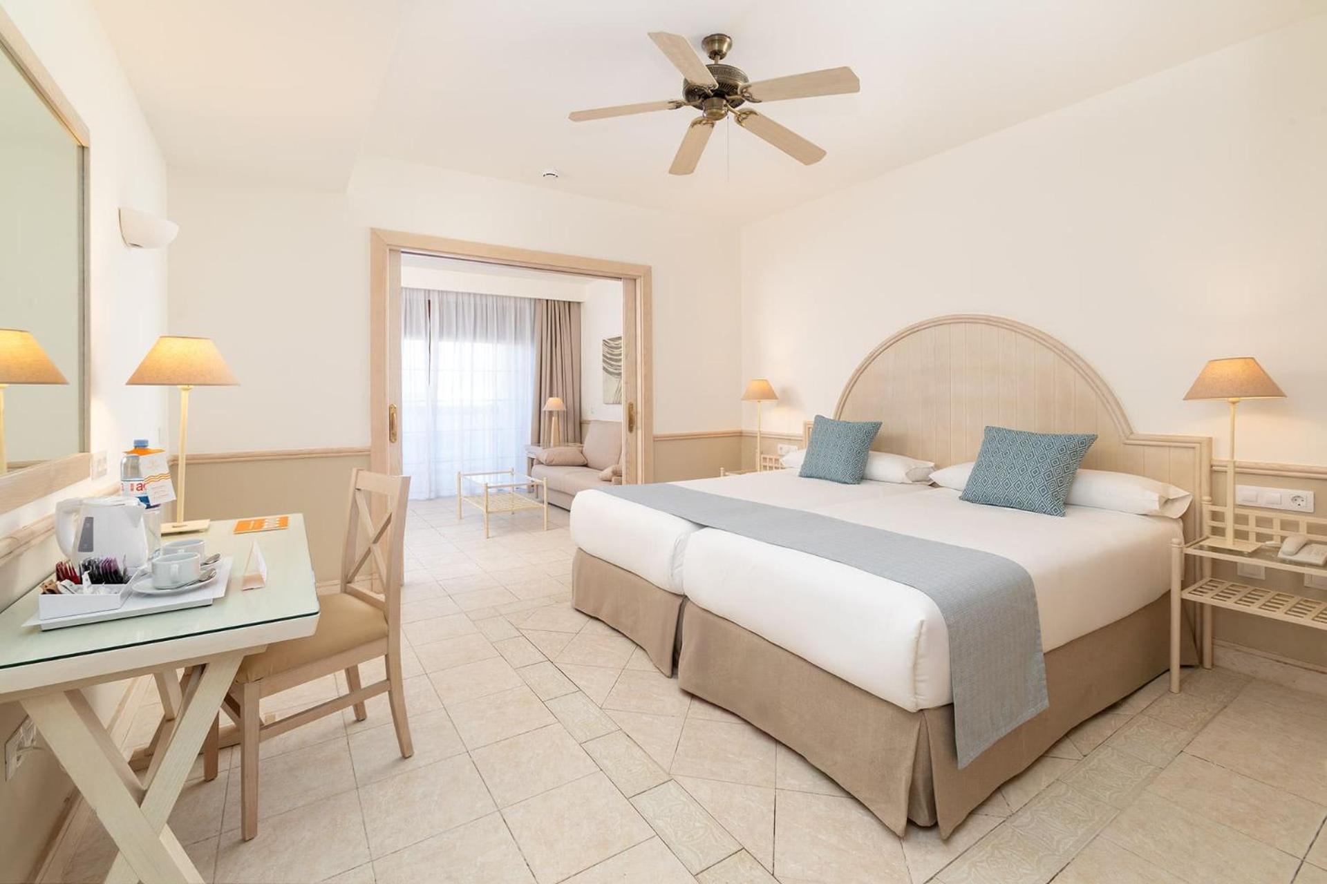 Gold Level Senior Two-Bedroom Suite (4 Adultos + 1 Child) Gold Level Senior Two-Bedroom Suite (4 Adultos + 1 Child)
