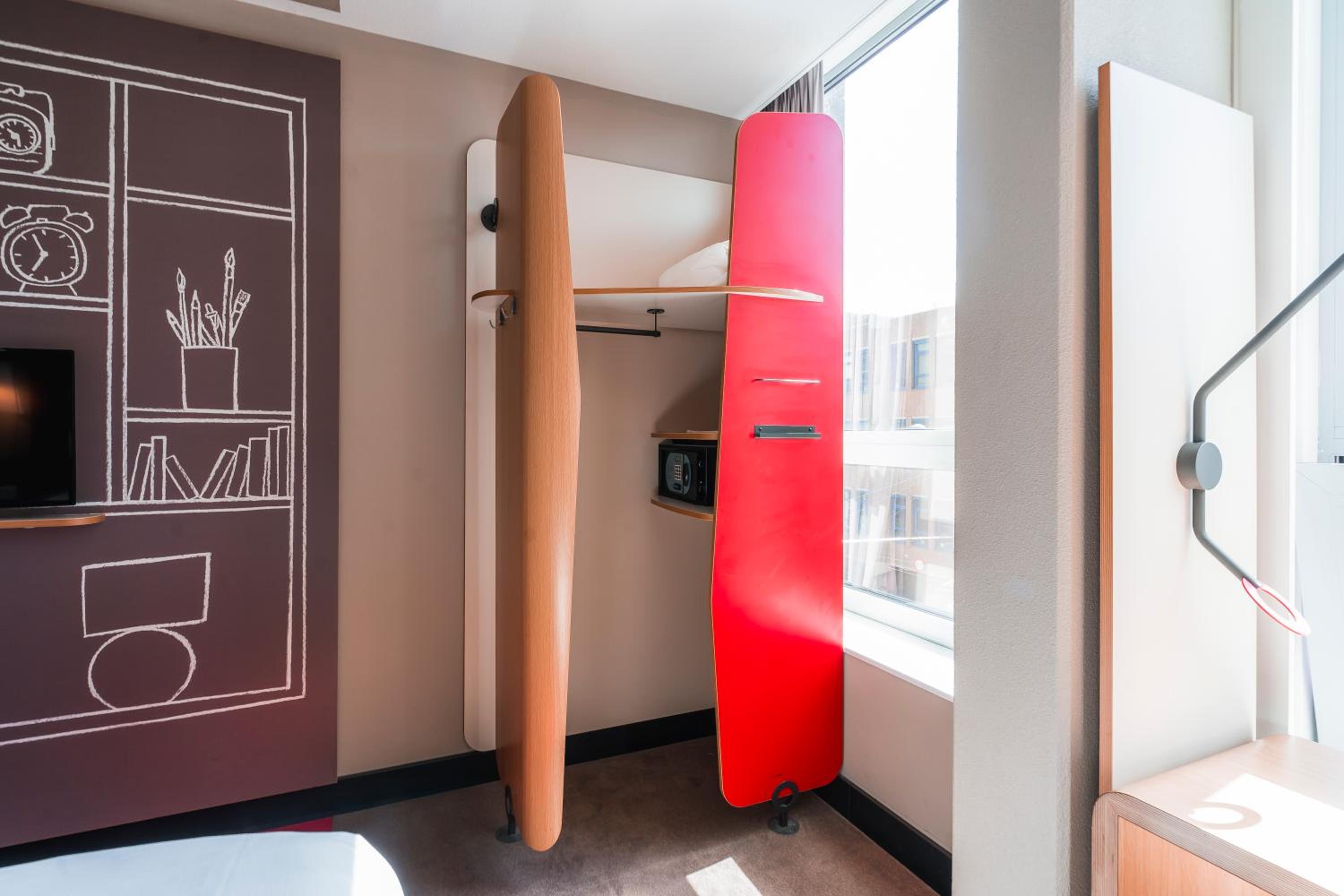 Standard Double Room with City View - Photo 8