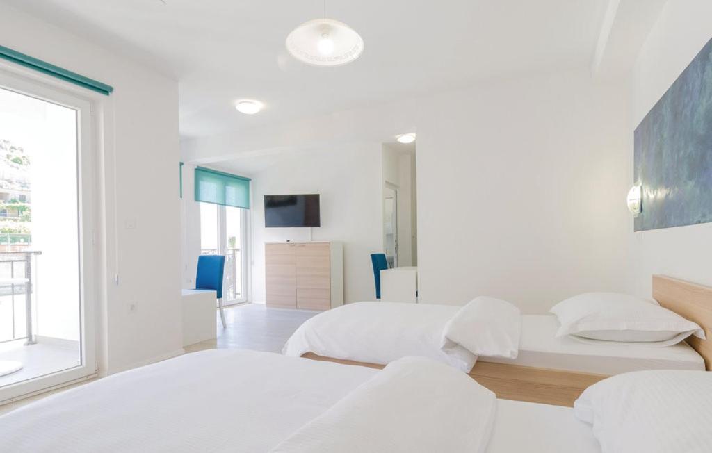 Twin Room with Private Bathroom photo 2