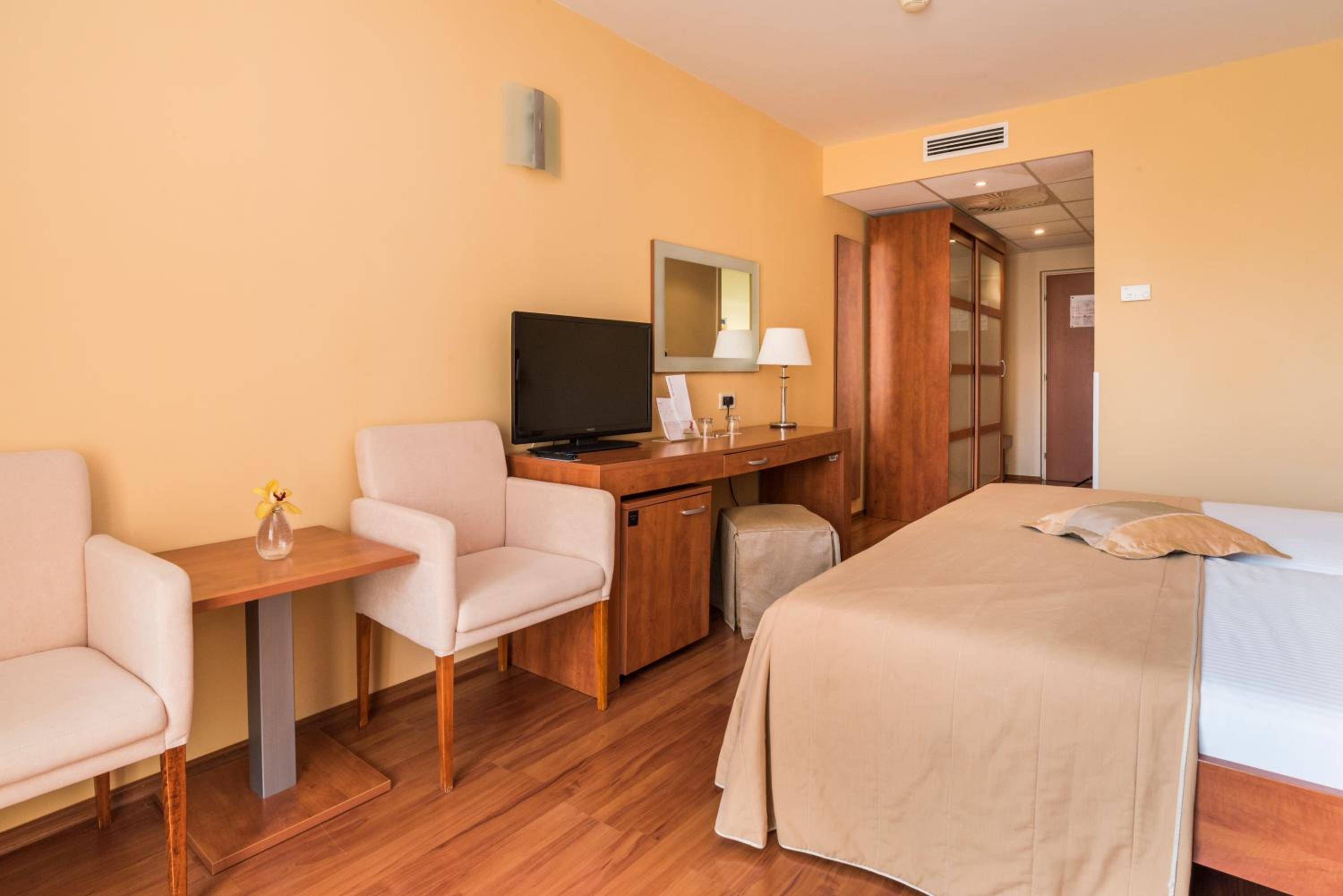 Classic Room with Balcony - Park Side - Photo 4