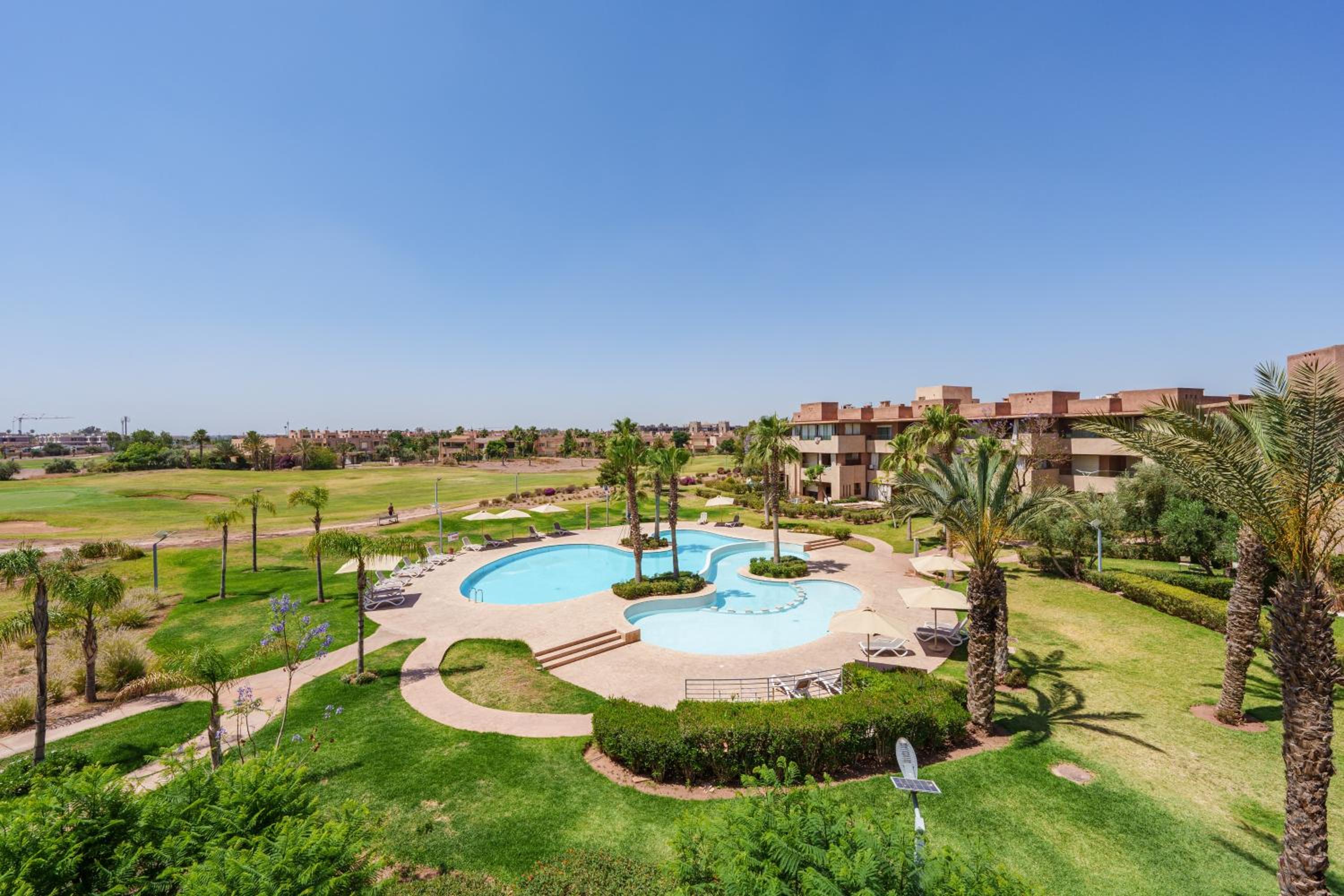 New Boho Chic Apt . Golf , Pool & Netflix