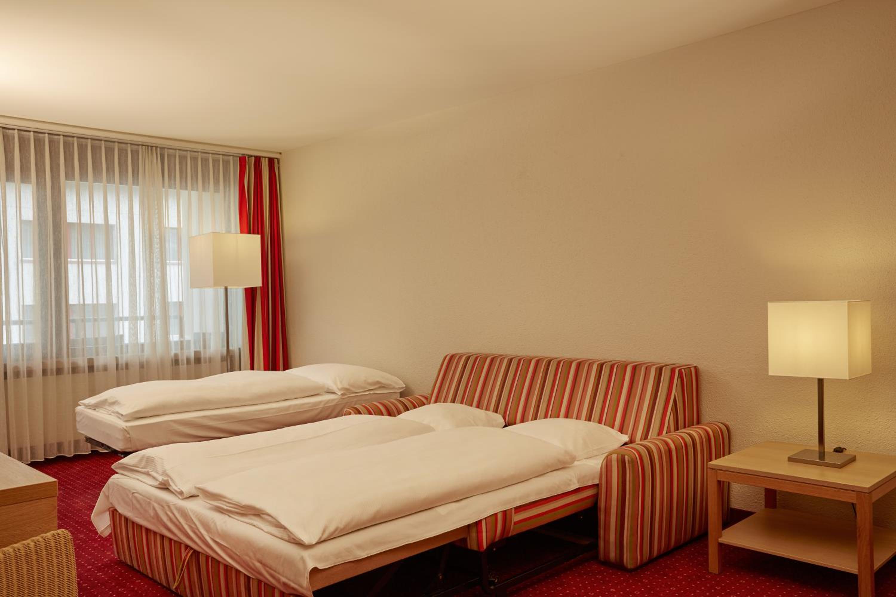 Family Room (2 Adults + 2 Children)